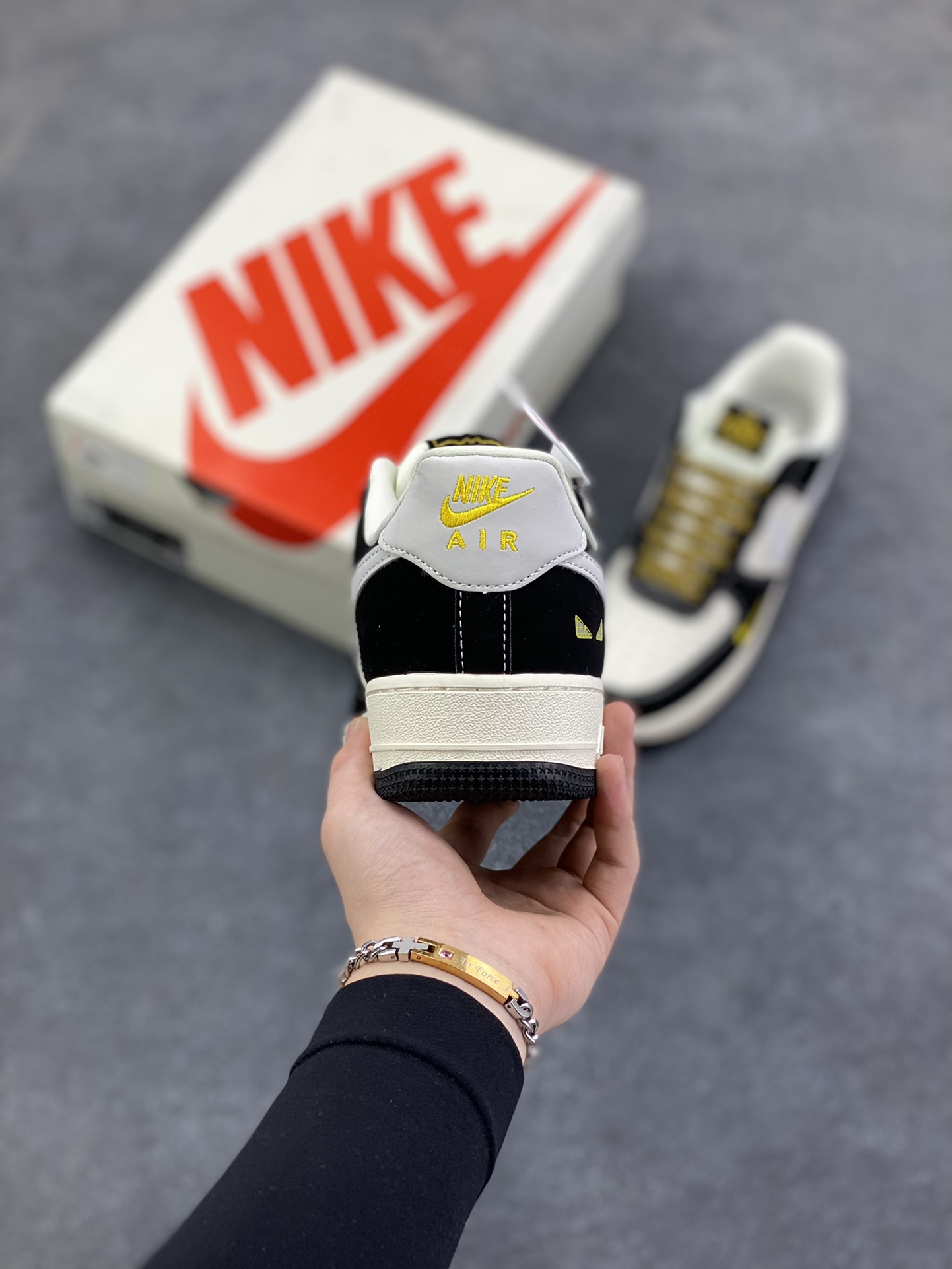 图片[4]-NIke Air Force 1 \’07 Low “芬迪联名——黑猫”空军一号 低帮 运动鞋 休闲鞋 折边针车 工艺难度大 原楦头原纸板 原装鞋盒 定制五金配件 内置全掌气垫 原厂鞋底 货号：DX1888-099 尺码：36 36.5 37.5 38 38.5 39 40 40.5 41 42 42.5 43 44 44.5 45-选品中心