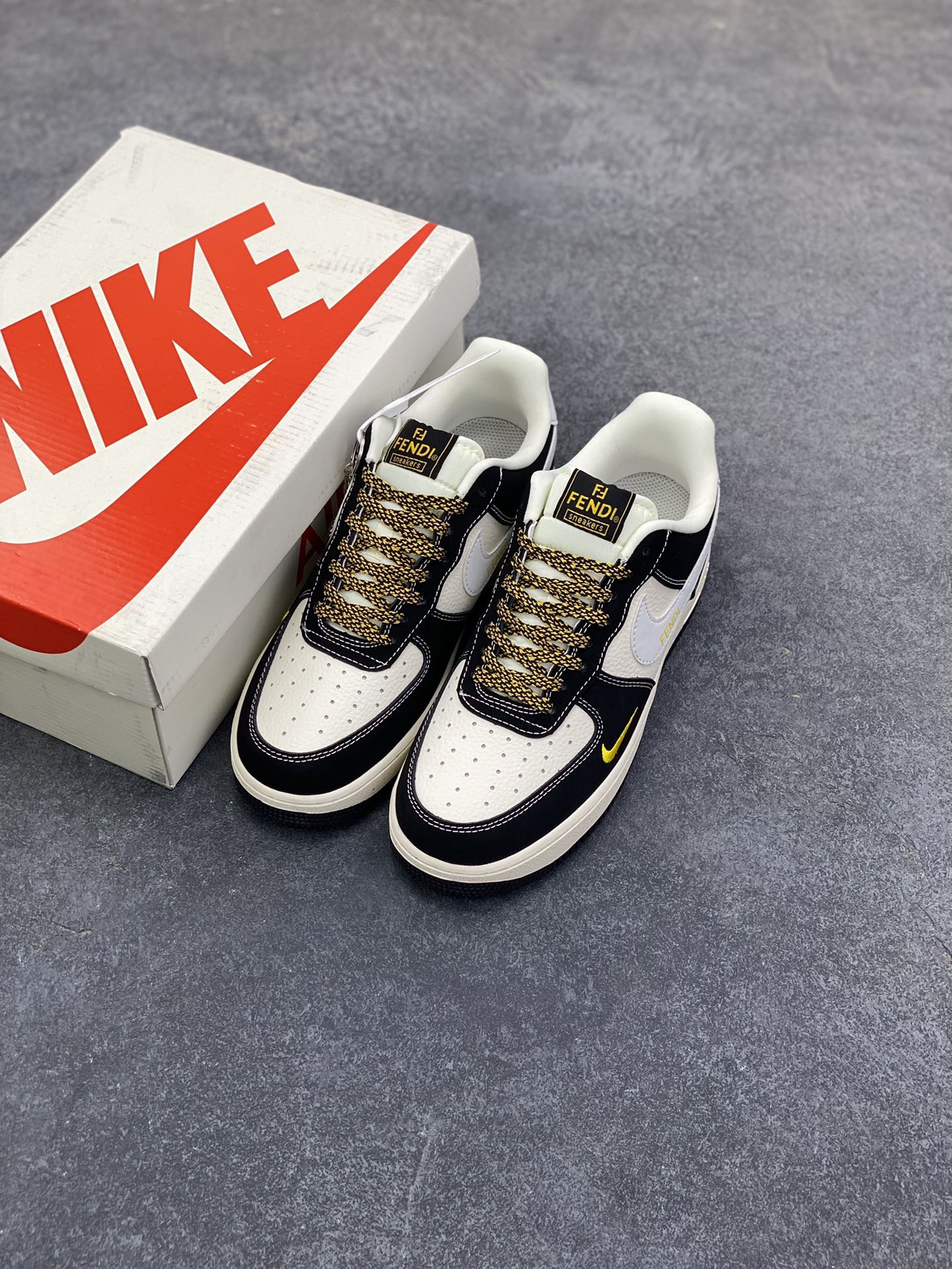 图片[8]-NIke Air Force 1 \’07 Low “芬迪联名——黑猫”空军一号 低帮 运动鞋 休闲鞋 折边针车 工艺难度大 原楦头原纸板 原装鞋盒 定制五金配件 内置全掌气垫 原厂鞋底 货号：DX1888-099 尺码：36 36.5 37.5 38 38.5 39 40 40.5 41 42 42.5 43 44 44.5 45-选品中心