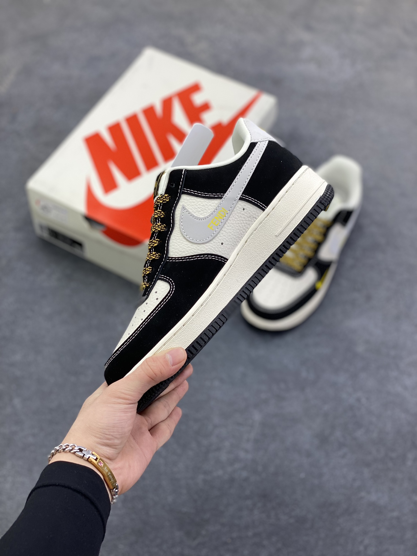 图片[3]-NIke Air Force 1 \’07 Low “芬迪联名——黑猫”空军一号 低帮 运动鞋 休闲鞋 折边针车 工艺难度大 原楦头原纸板 原装鞋盒 定制五金配件 内置全掌气垫 原厂鞋底 货号：DX1888-099 尺码：36 36.5 37.5 38 38.5 39 40 40.5 41 42 42.5 43 44 44.5 45-选品中心