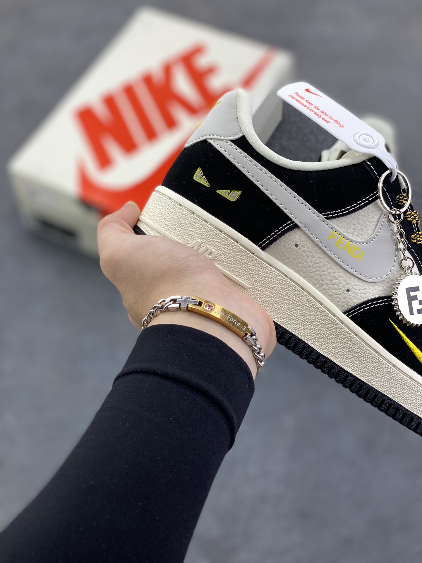 图片[6]-NIke Air Force 1 \’07 Low “芬迪联名——黑猫”空军一号 低帮 运动鞋 休闲鞋 折边针车 工艺难度大 原楦头原纸板 原装鞋盒 定制五金配件 内置全掌气垫 原厂鞋底 货号：DX1888-099 尺码：36 36.5 37.5 38 38.5 39 40 40.5 41 42 42.5 43 44 44.5 45-选品中心