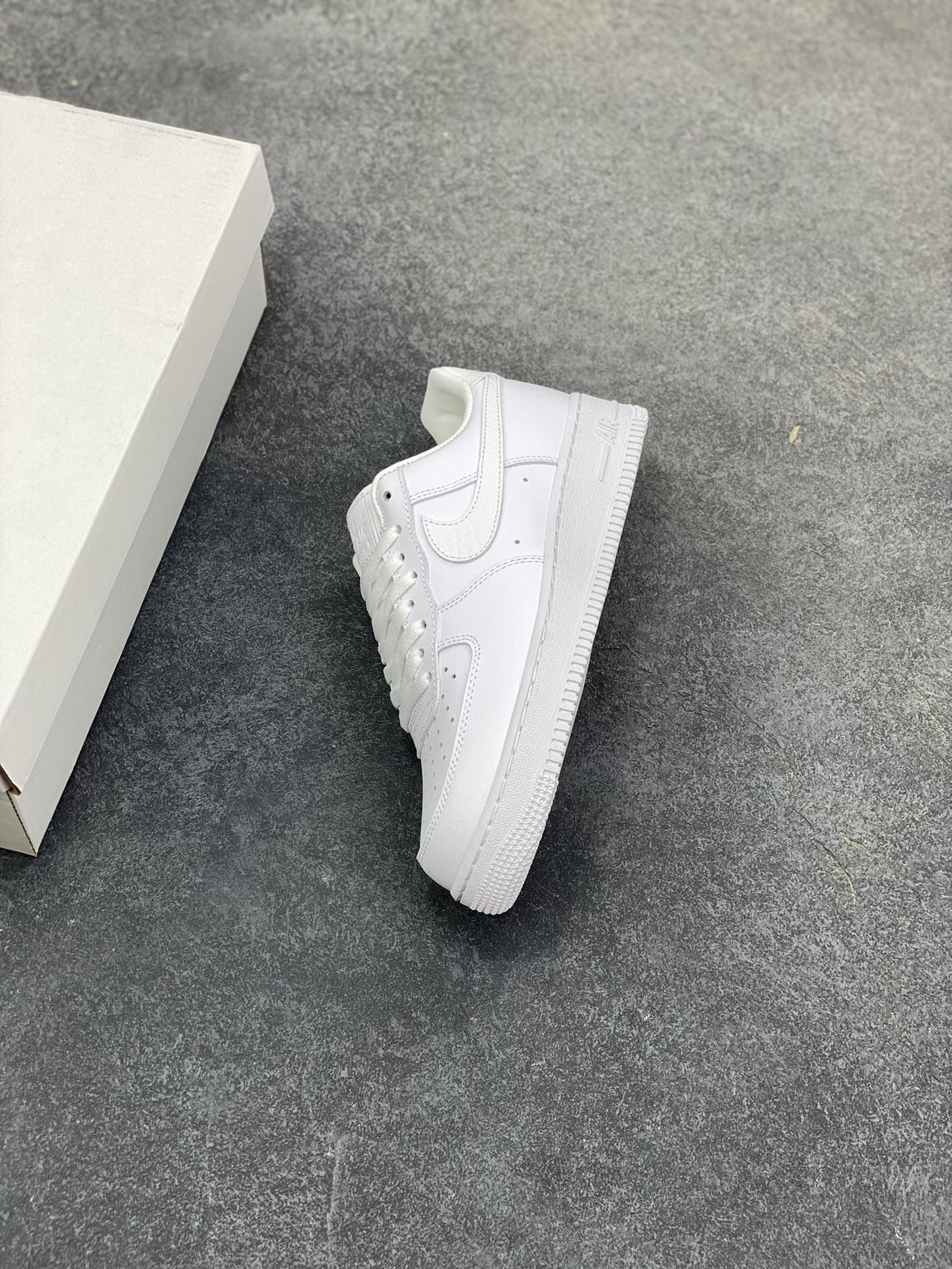 图片[7]-Nike Air Force 1 Low 白链条 空军一号低帮运动休闲板鞋 原楦头原纸板 打造纯正空军版型 专注外贸渠道 全掌内置蜂窝气垫 原盒配件 原厂中底钢印、拉帮完美 货号：IM6485-121 尺码：36 36.5 37.5 38 38.5 39 40 40.5 41 42 42.5 43 44 44.5 45-选品中心