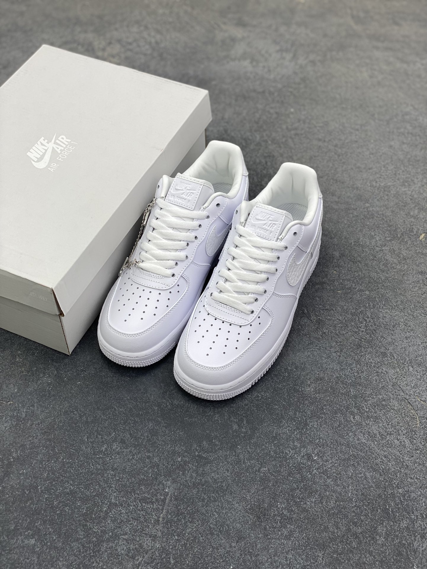 图片[8]-Nike Air Force 1 Low 白链条 空军一号低帮运动休闲板鞋 原楦头原纸板 打造纯正空军版型 专注外贸渠道 全掌内置蜂窝气垫 原盒配件 原厂中底钢印、拉帮完美 货号：IM6485-121 尺码：36 36.5 37.5 38 38.5 39 40 40.5 41 42 42.5 43 44 44.5 45-选品中心