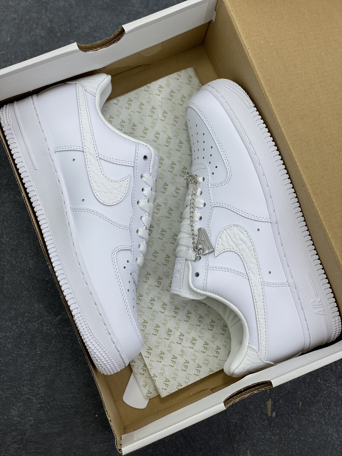 图片[9]-Nike Air Force 1 Low 白链条 空军一号低帮运动休闲板鞋 原楦头原纸板 打造纯正空军版型 专注外贸渠道 全掌内置蜂窝气垫 原盒配件 原厂中底钢印、拉帮完美 货号：IM6485-121 尺码：36 36.5 37.5 38 38.5 39 40 40.5 41 42 42.5 43 44 44.5 45-选品中心