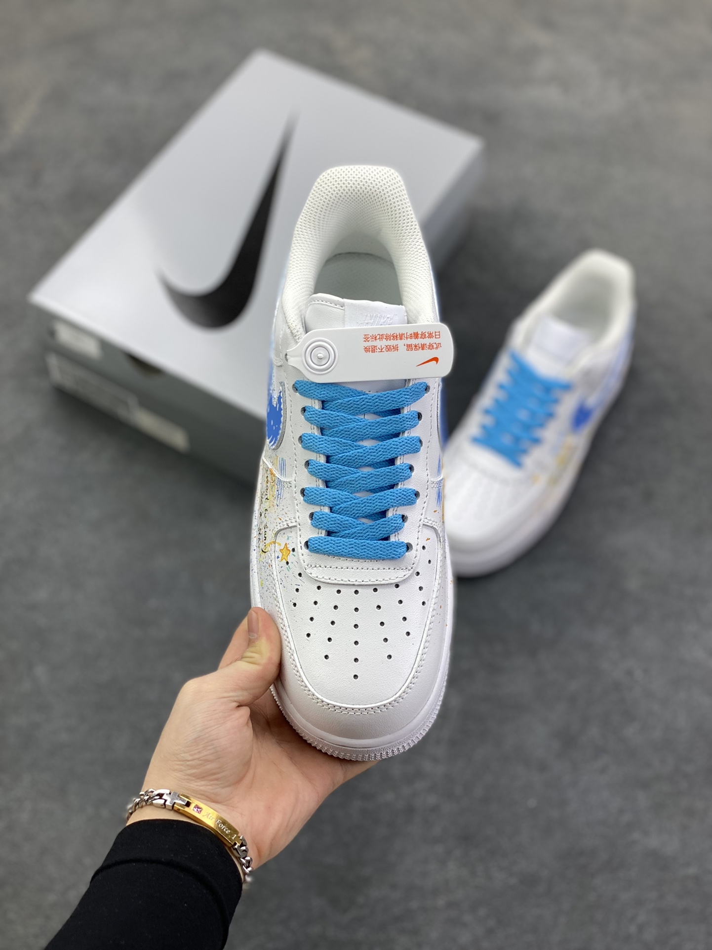 图片[2]-【定制球鞋】Nike Air Force 1 小雏菊 设计 百搭 潮流时尚 小清新 包裹性耐磨防滑 低帮 板鞋 女款 蓝白工艺难度大 原楦头原纸板 原装鞋盒 定制五金配件 内置全掌气垫 原厂鞋底 货号：CW2288-111 尺码：36 36.5 37.5 38 38.5 39 40 40.5 41 42 42.5 43 44 44.5 45-选品中心