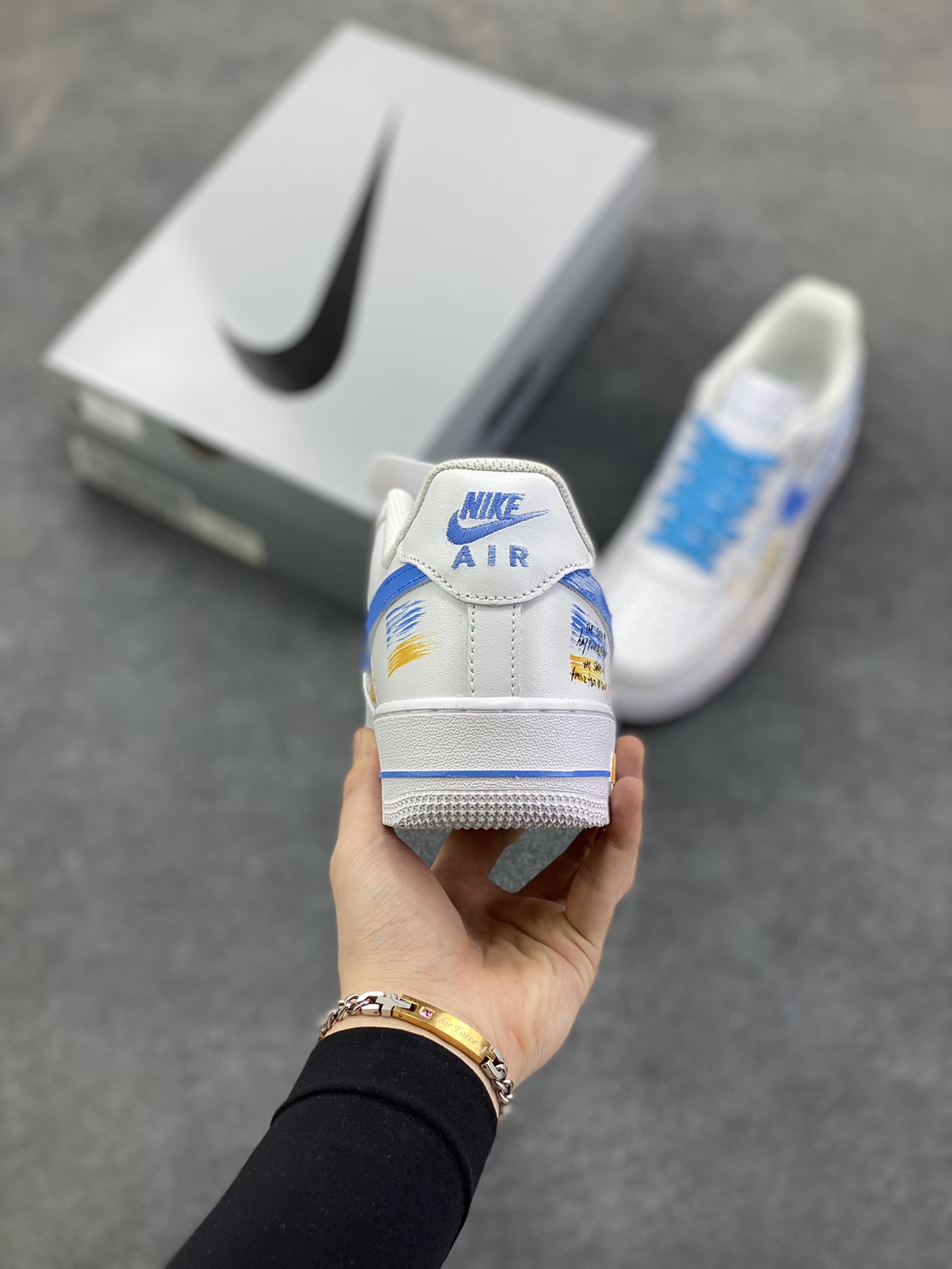图片[4]-【定制球鞋】Nike Air Force 1 小雏菊 设计 百搭 潮流时尚 小清新 包裹性耐磨防滑 低帮 板鞋 女款 蓝白工艺难度大 原楦头原纸板 原装鞋盒 定制五金配件 内置全掌气垫 原厂鞋底 货号：CW2288-111 尺码：36 36.5 37.5 38 38.5 39 40 40.5 41 42 42.5 43 44 44.5 45-选品中心
