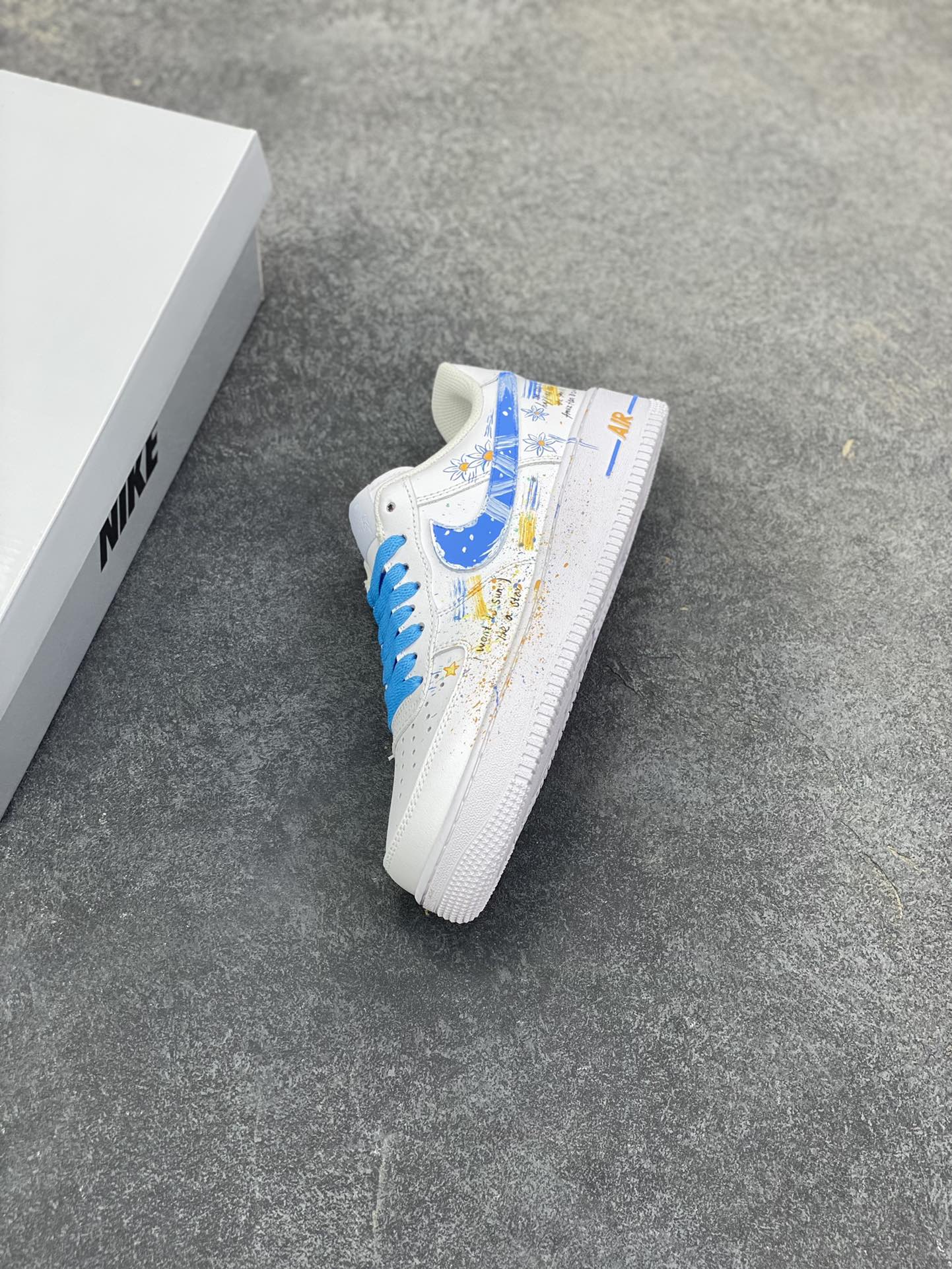 图片[7]-【定制球鞋】Nike Air Force 1 小雏菊 设计 百搭 潮流时尚 小清新 包裹性耐磨防滑 低帮 板鞋 女款 蓝白工艺难度大 原楦头原纸板 原装鞋盒 定制五金配件 内置全掌气垫 原厂鞋底 货号：CW2288-111 尺码：36 36.5 37.5 38 38.5 39 40 40.5 41 42 42.5 43 44 44.5 45-选品中心