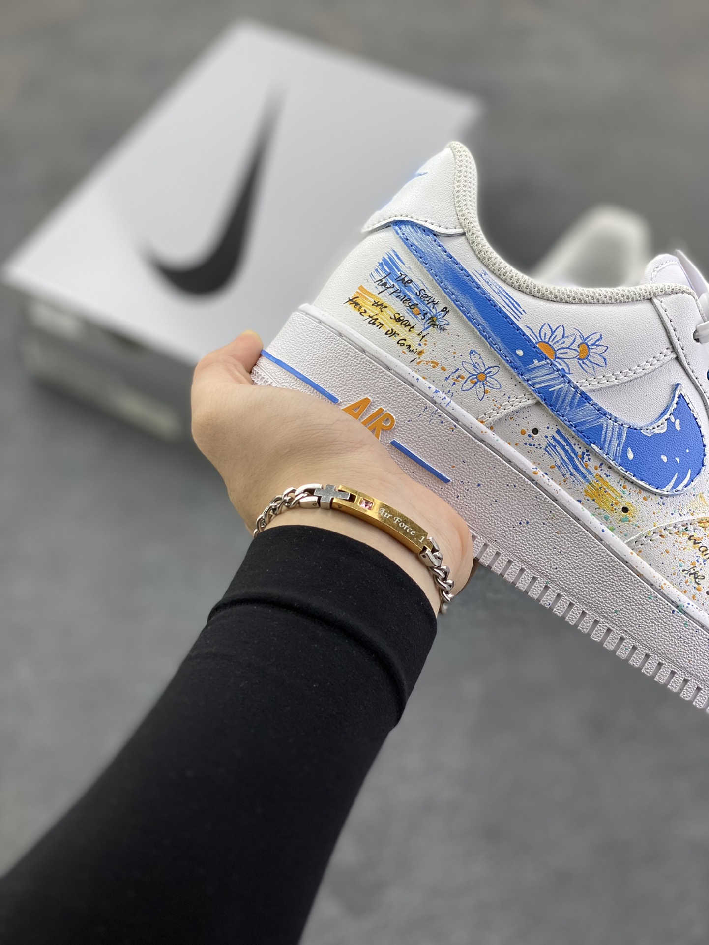 图片[6]-【定制球鞋】Nike Air Force 1 小雏菊 设计 百搭 潮流时尚 小清新 包裹性耐磨防滑 低帮 板鞋 女款 蓝白工艺难度大 原楦头原纸板 原装鞋盒 定制五金配件 内置全掌气垫 原厂鞋底 货号：CW2288-111 尺码：36 36.5 37.5 38 38.5 39 40 40.5 41 42 42.5 43 44 44.5 45-选品中心