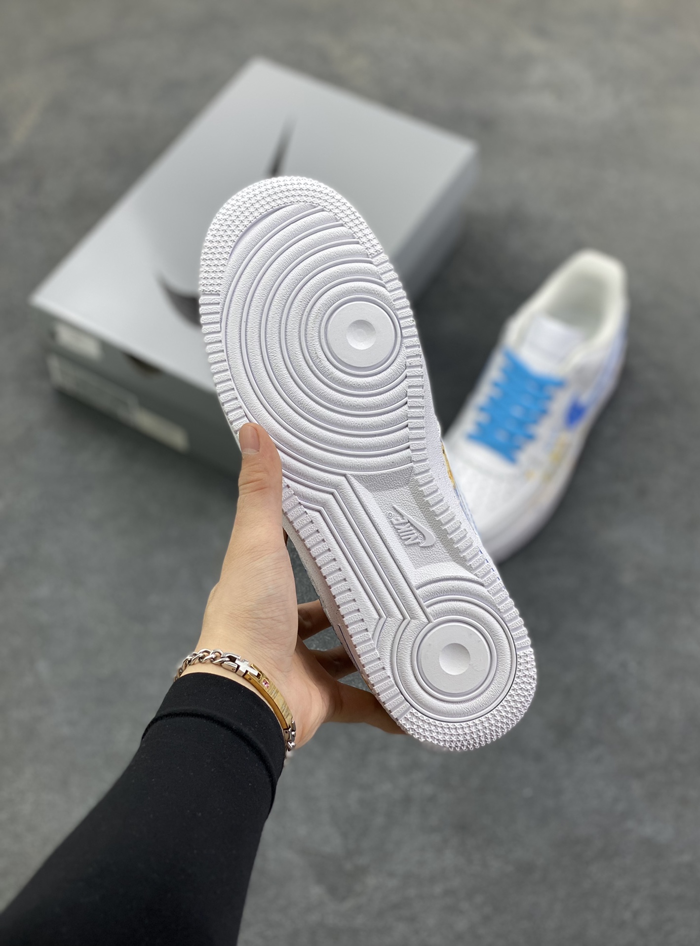 图片[5]-【定制球鞋】Nike Air Force 1 小雏菊 设计 百搭 潮流时尚 小清新 包裹性耐磨防滑 低帮 板鞋 女款 蓝白工艺难度大 原楦头原纸板 原装鞋盒 定制五金配件 内置全掌气垫 原厂鞋底 货号：CW2288-111 尺码：36 36.5 37.5 38 38.5 39 40 40.5 41 42 42.5 43 44 44.5 45-选品中心