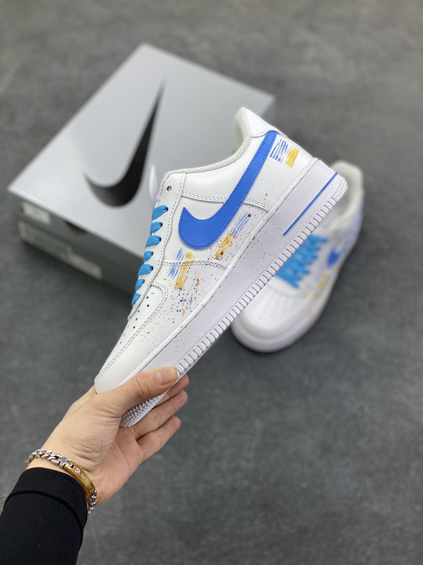 图片[3]-【定制球鞋】Nike Air Force 1 小雏菊 设计 百搭 潮流时尚 小清新 包裹性耐磨防滑 低帮 板鞋 女款 蓝白工艺难度大 原楦头原纸板 原装鞋盒 定制五金配件 内置全掌气垫 原厂鞋底 货号：CW2288-111 尺码：36 36.5 37.5 38 38.5 39 40 40.5 41 42 42.5 43 44 44.5 45-选品中心