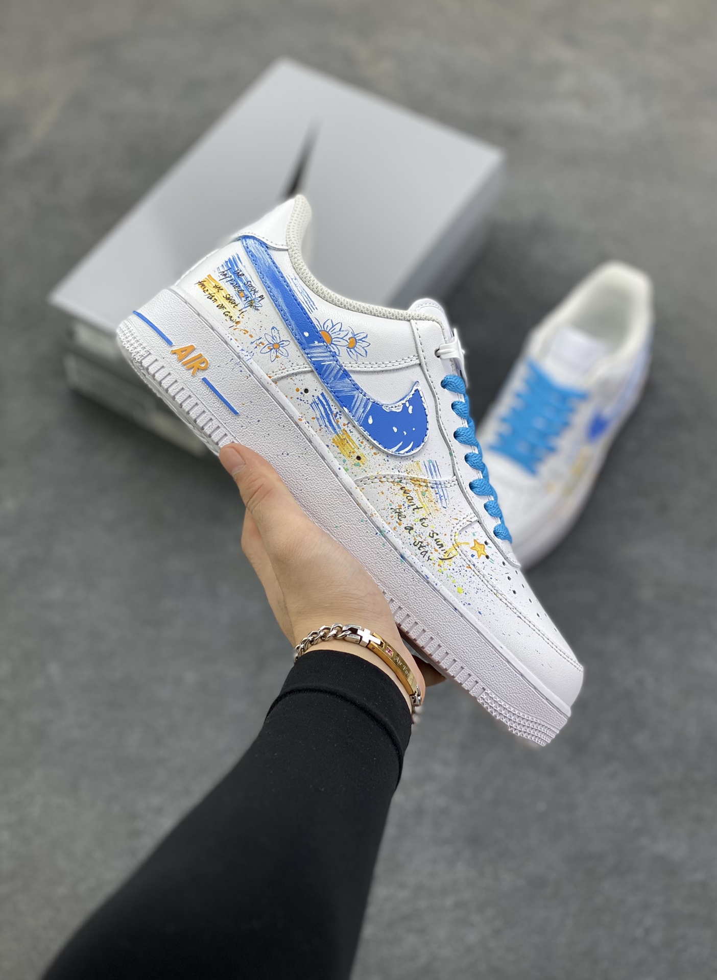 【定制球鞋】Nike Air Force 1 小雏菊 设计 百搭 潮流时尚 小清新 包裹性耐磨防滑 低帮 板鞋 女款 蓝白工艺难度大 原楦头原纸板 原装鞋盒 定制五金配件 内置全掌气垫 原厂鞋底 货号：CW2288-111 尺码：36 36.5 37.5 38 38.5 39 40 40.5 41 42 42.5 43 44 44.5 45-选品中心