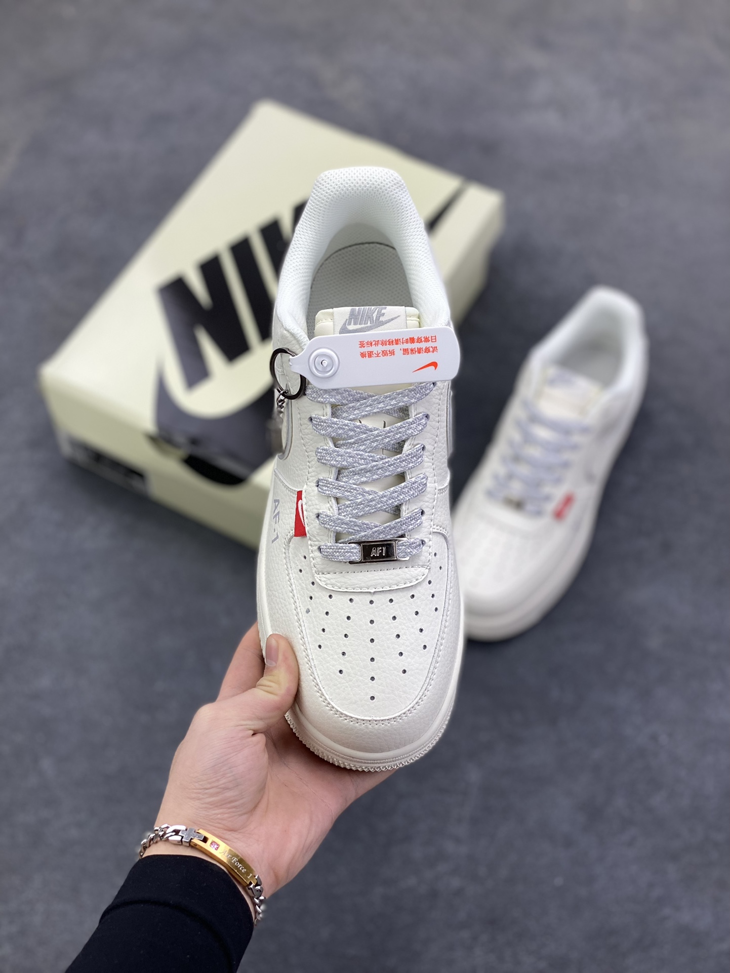 图片[2]-NIke Air Force 1 \’07 Low “红标Justdoit”空军一号 低帮 运动鞋 休闲鞋 折边针车 工艺难度大 原楦头原纸板 原装鞋盒 定制五金配件 内置全掌气垫 原厂鞋底 货号：CS5288-043 尺码：36 36.5 37.5 38 38.5 39 40 40.5 41 42 42.5 43 44 44.5 45-选品中心