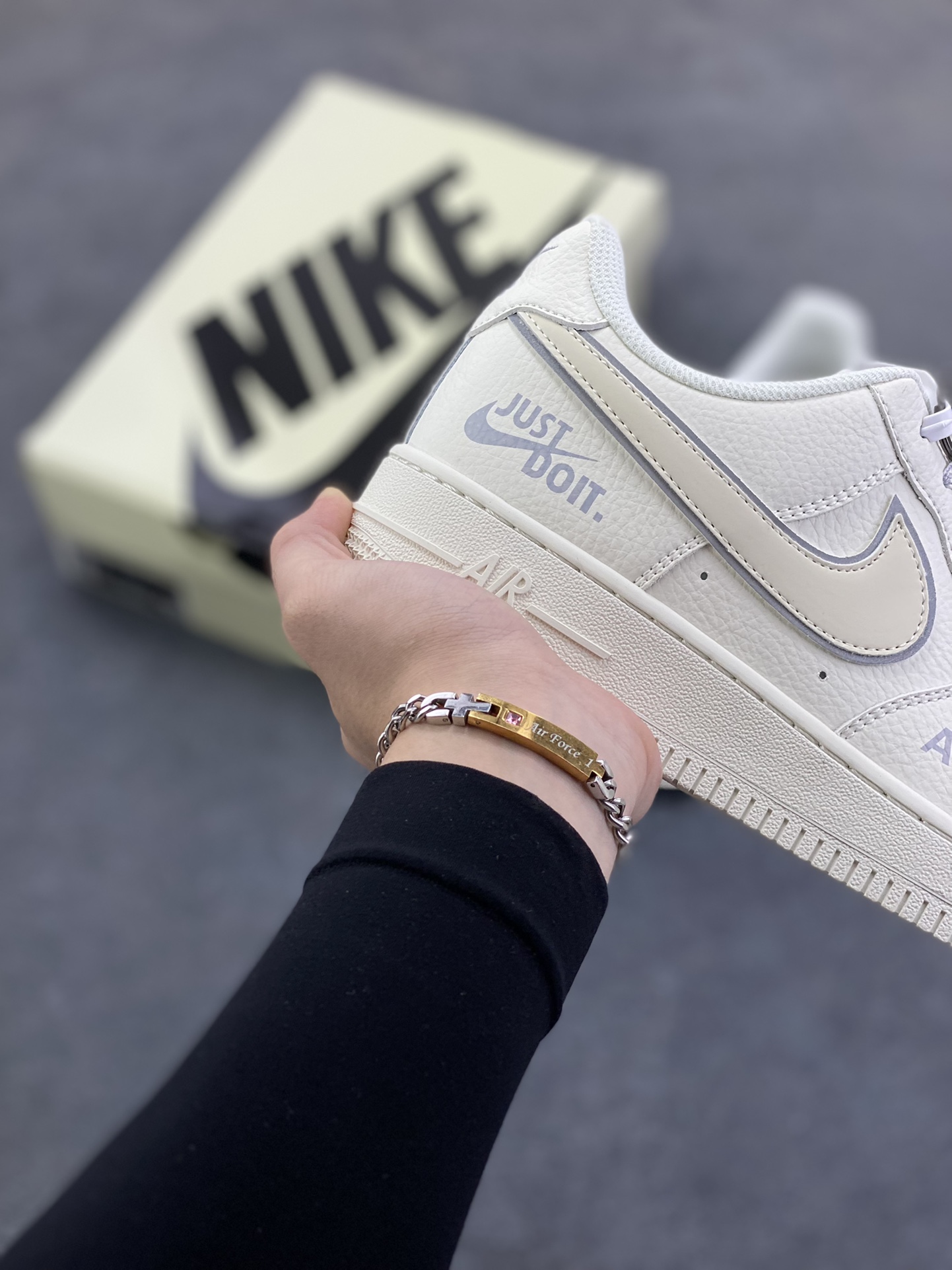 图片[6]-NIke Air Force 1 \’07 Low “红标Justdoit”空军一号 低帮 运动鞋 休闲鞋 折边针车 工艺难度大 原楦头原纸板 原装鞋盒 定制五金配件 内置全掌气垫 原厂鞋底 货号：CS5288-043 尺码：36 36.5 37.5 38 38.5 39 40 40.5 41 42 42.5 43 44 44.5 45-选品中心