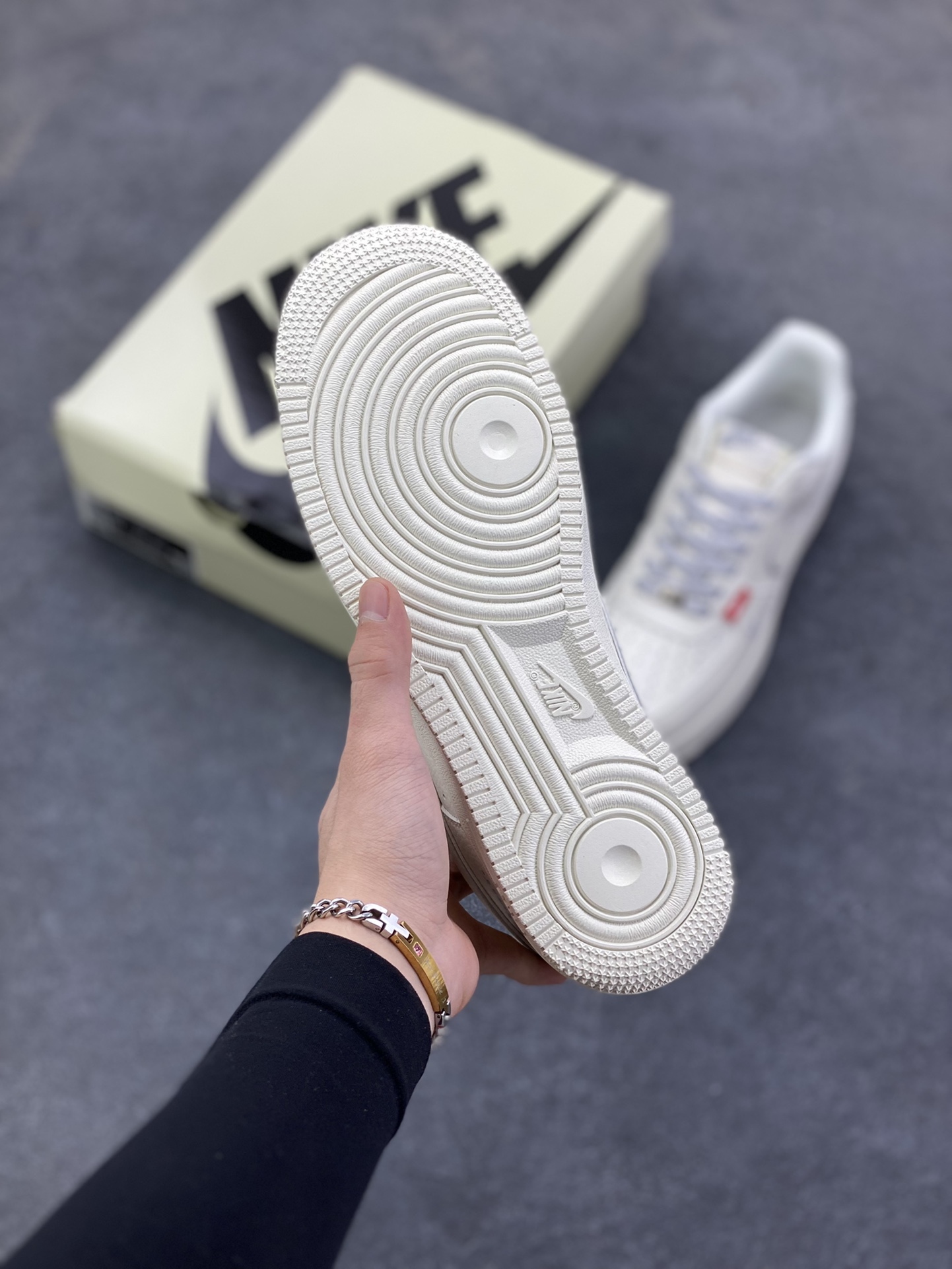 图片[5]-NIke Air Force 1 \’07 Low “红标Justdoit”空军一号 低帮 运动鞋 休闲鞋 折边针车 工艺难度大 原楦头原纸板 原装鞋盒 定制五金配件 内置全掌气垫 原厂鞋底 货号：CS5288-043 尺码：36 36.5 37.5 38 38.5 39 40 40.5 41 42 42.5 43 44 44.5 45-选品中心