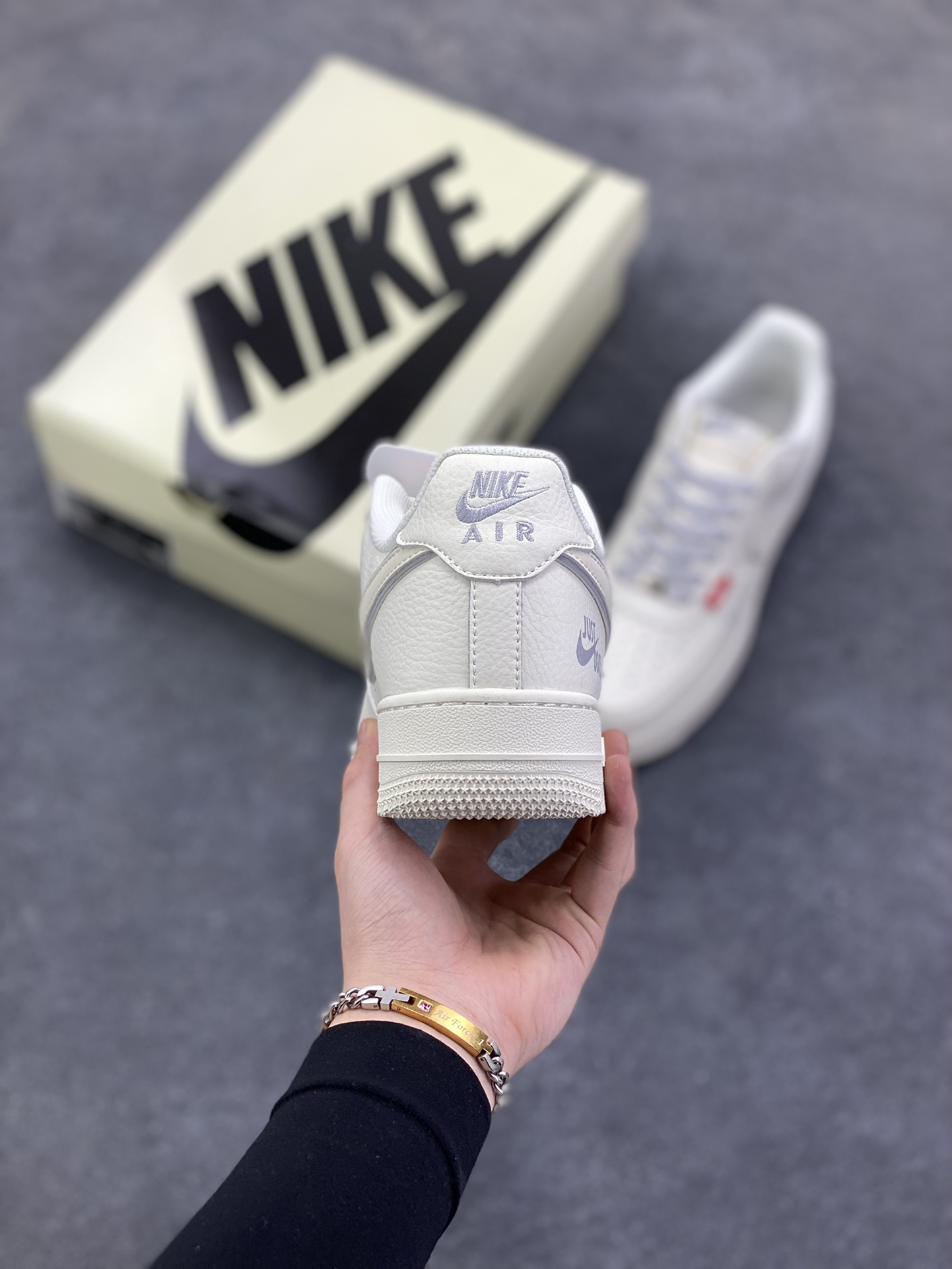图片[4]-NIke Air Force 1 \’07 Low “红标Justdoit”空军一号 低帮 运动鞋 休闲鞋 折边针车 工艺难度大 原楦头原纸板 原装鞋盒 定制五金配件 内置全掌气垫 原厂鞋底 货号：CS5288-043 尺码：36 36.5 37.5 38 38.5 39 40 40.5 41 42 42.5 43 44 44.5 45-选品中心