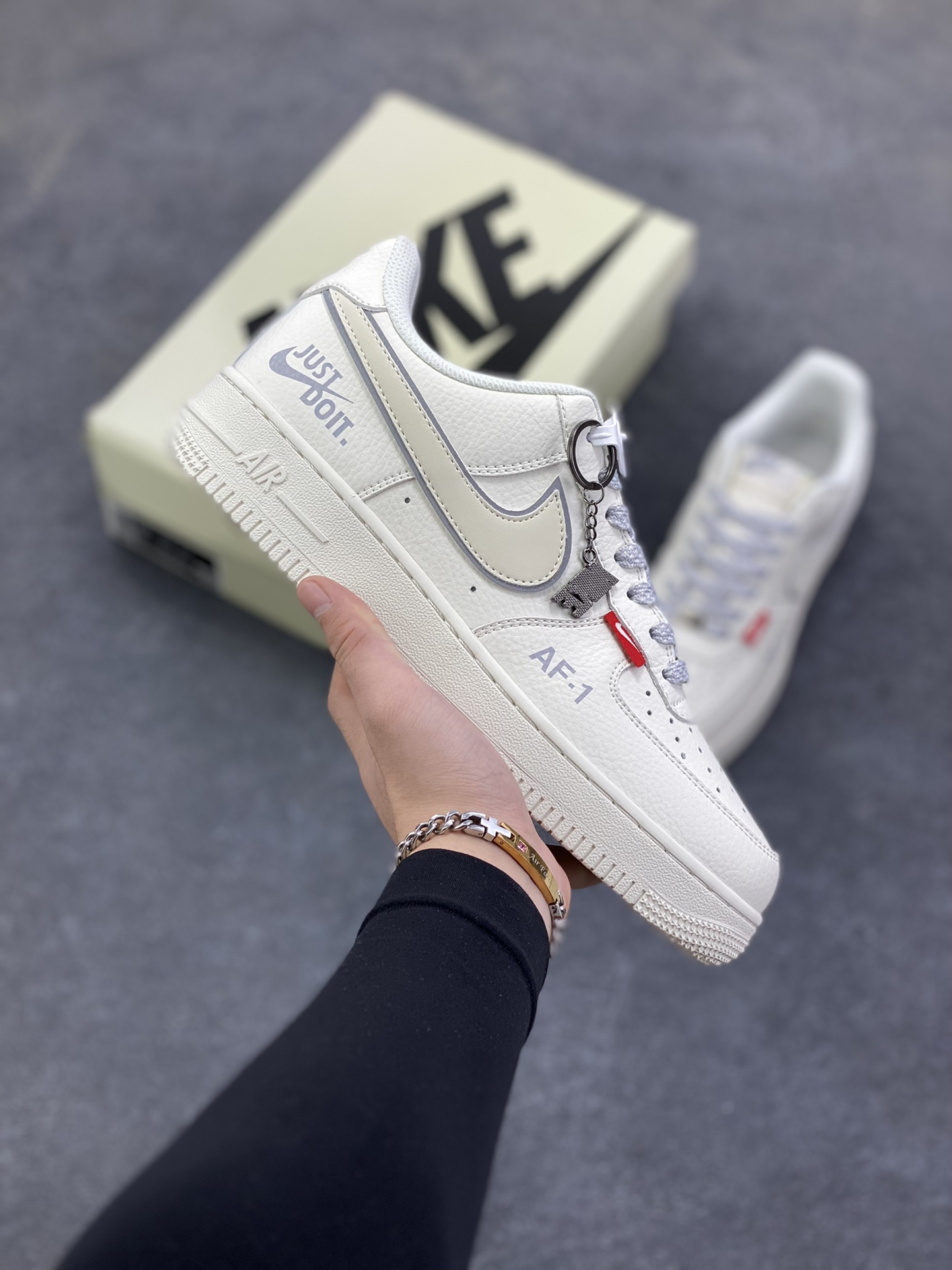 NIke Air Force 1 \'07 Low “红标Justdoit”空军一号 低帮 运动鞋 休闲鞋 折边针车 工艺难度大 原楦头原纸板 原装鞋盒 定制五金配件 内置全掌气垫 原厂鞋底 货号：CS5288-043 尺码：36 36.5 37.5 38 38.5 39 40 40.5 41 42 42.5 43 44 44.5 45-选品中心