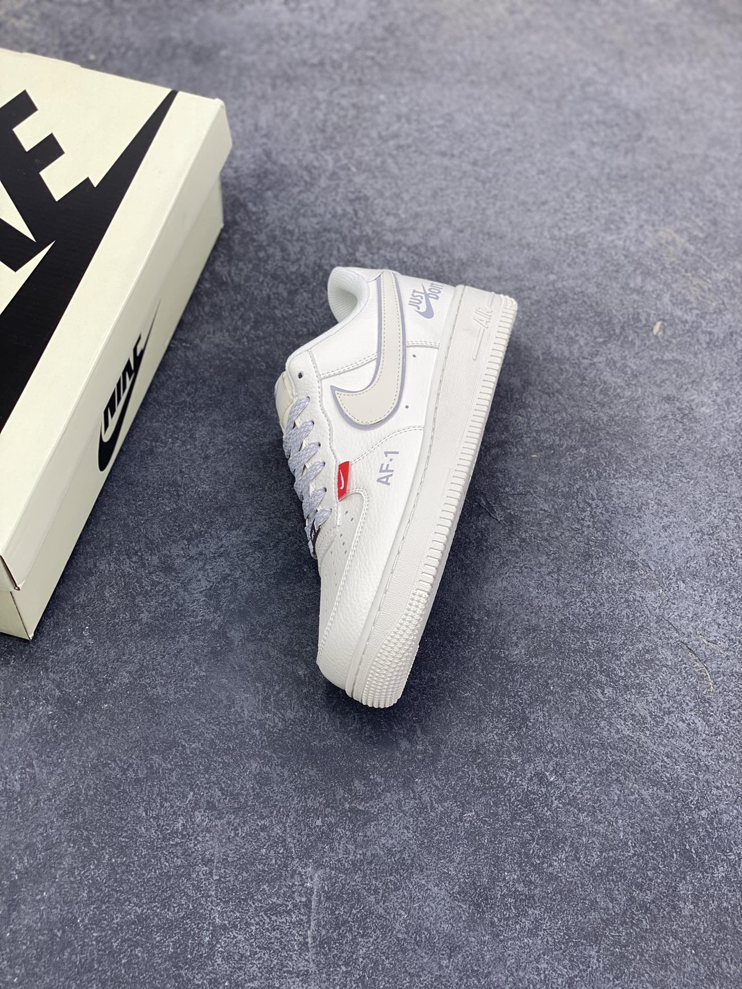 图片[7]-NIke Air Force 1 \’07 Low “红标Justdoit”空军一号 低帮 运动鞋 休闲鞋 折边针车 工艺难度大 原楦头原纸板 原装鞋盒 定制五金配件 内置全掌气垫 原厂鞋底 货号：CS5288-043 尺码：36 36.5 37.5 38 38.5 39 40 40.5 41 42 42.5 43 44 44.5 45-选品中心