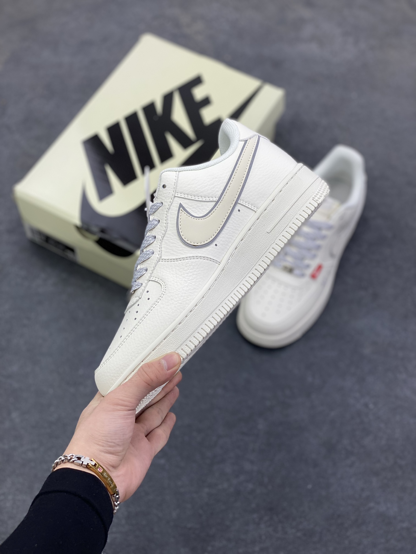 图片[3]-NIke Air Force 1 \’07 Low “红标Justdoit”空军一号 低帮 运动鞋 休闲鞋 折边针车 工艺难度大 原楦头原纸板 原装鞋盒 定制五金配件 内置全掌气垫 原厂鞋底 货号：CS5288-043 尺码：36 36.5 37.5 38 38.5 39 40 40.5 41 42 42.5 43 44 44.5 45-选品中心