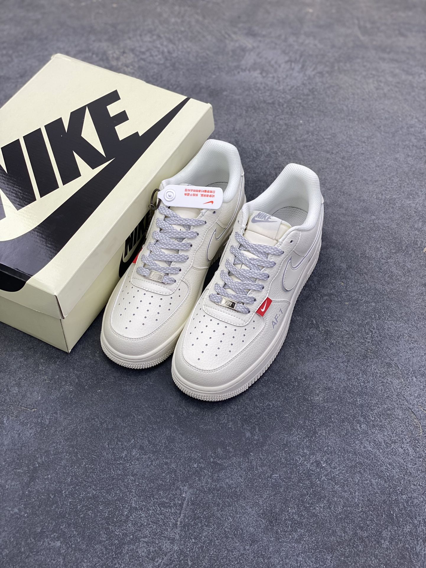 图片[8]-NIke Air Force 1 \’07 Low “红标Justdoit”空军一号 低帮 运动鞋 休闲鞋 折边针车 工艺难度大 原楦头原纸板 原装鞋盒 定制五金配件 内置全掌气垫 原厂鞋底 货号：CS5288-043 尺码：36 36.5 37.5 38 38.5 39 40 40.5 41 42 42.5 43 44 44.5 45-选品中心