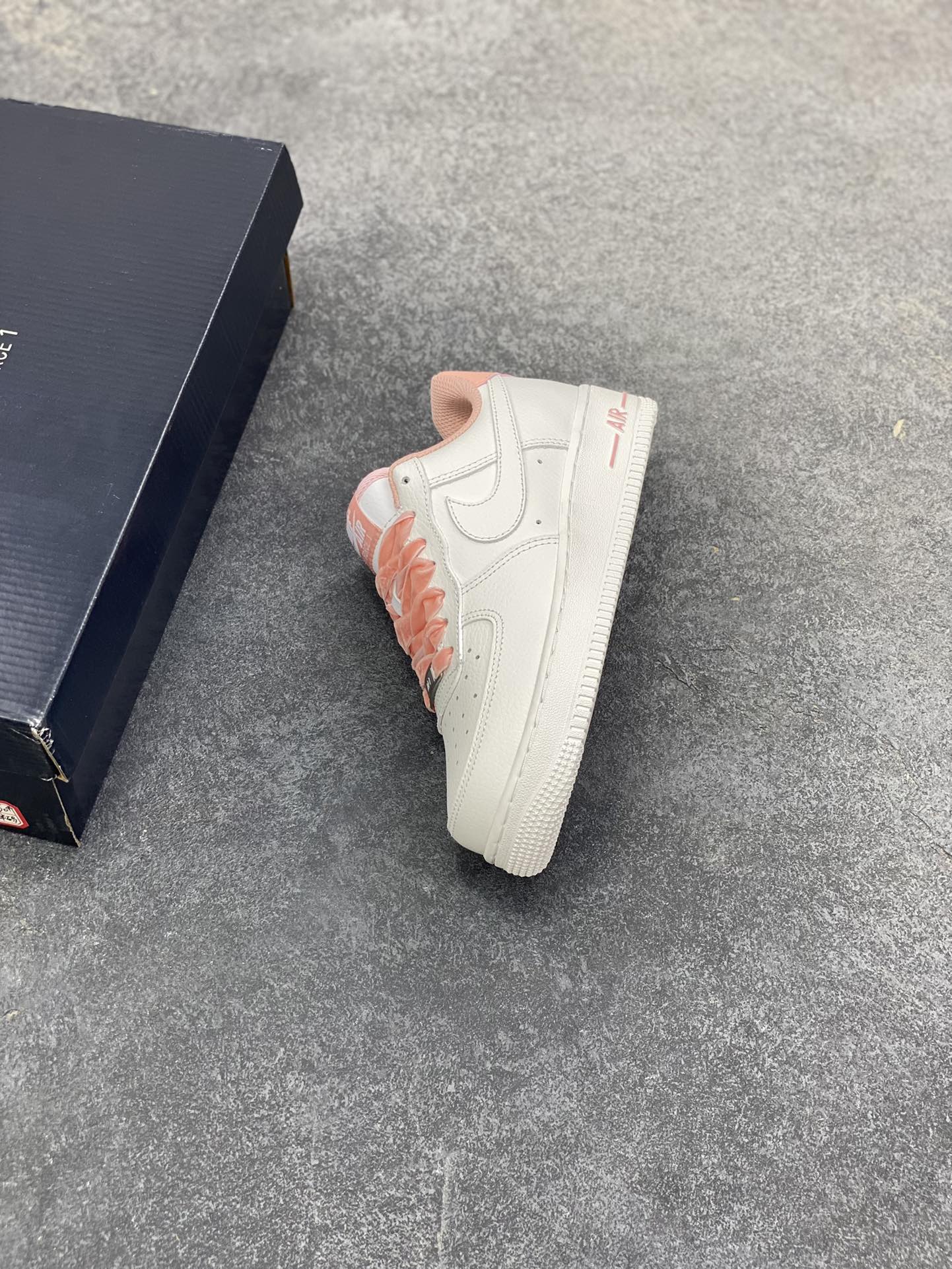 图片[7]-福利特价 Air Force 1 \’07 Low 白粉 原楦头原纸板 打造纯正空军版型 #专注外贸渠道 全掌内置蜂窝气垫 #原盒配件 原厂中底钢印、拉帮完美 货号：HV4403-601 尺码：36 36.5 37.5 38 38.5 39 40-选品中心