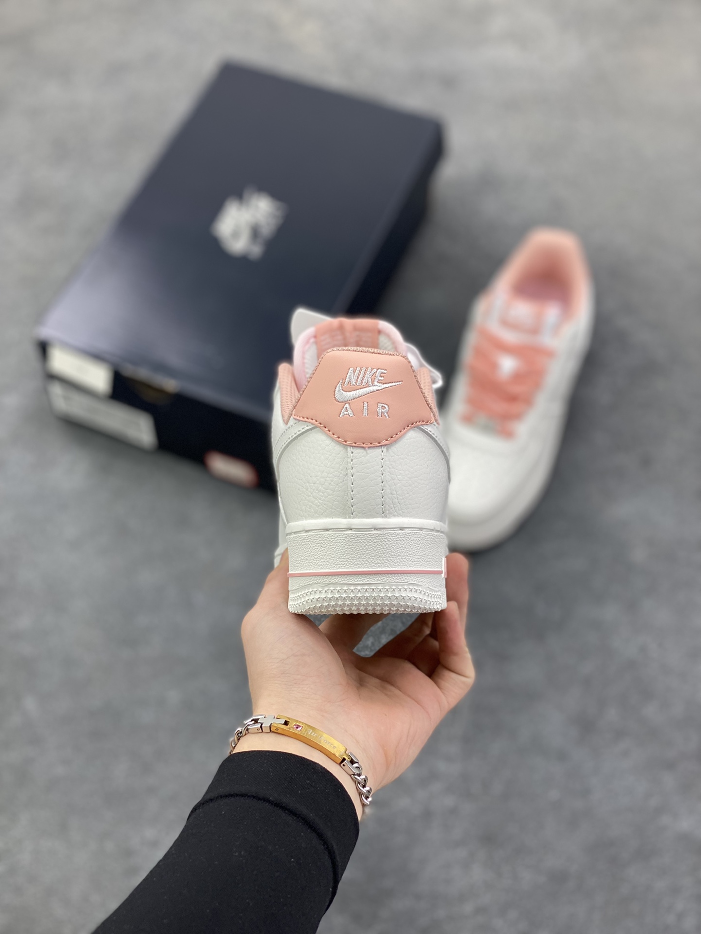 图片[4]-福利特价 Air Force 1 \’07 Low 白粉 原楦头原纸板 打造纯正空军版型 #专注外贸渠道 全掌内置蜂窝气垫 #原盒配件 原厂中底钢印、拉帮完美 货号：HV4403-601 尺码：36 36.5 37.5 38 38.5 39 40-选品中心