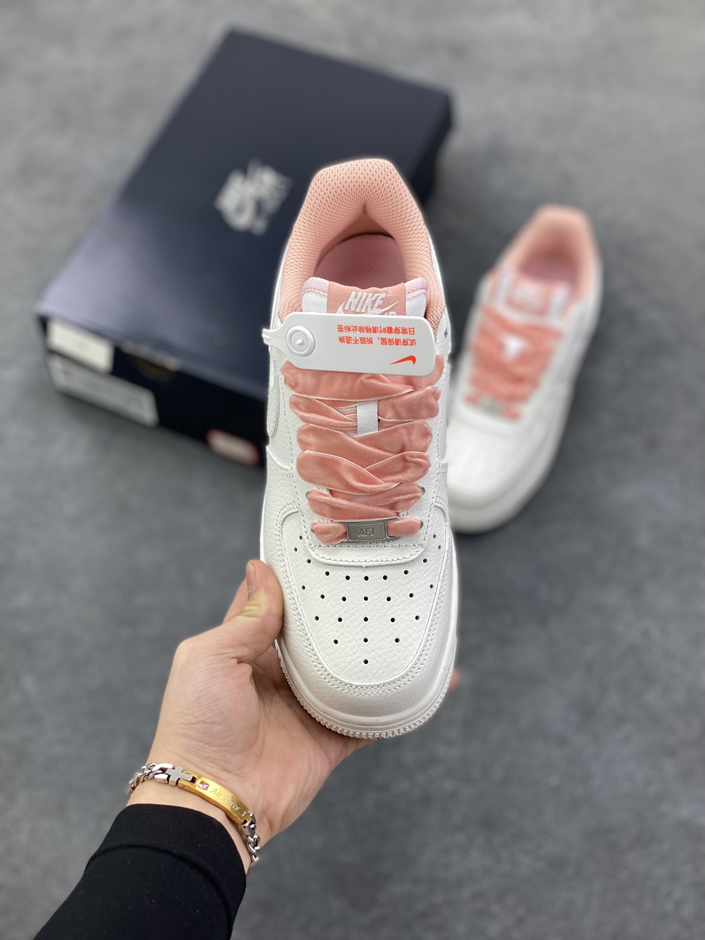 图片[2]-福利特价 Air Force 1 \’07 Low 白粉 原楦头原纸板 打造纯正空军版型 #专注外贸渠道 全掌内置蜂窝气垫 #原盒配件 原厂中底钢印、拉帮完美 货号：HV4403-601 尺码：36 36.5 37.5 38 38.5 39 40-选品中心