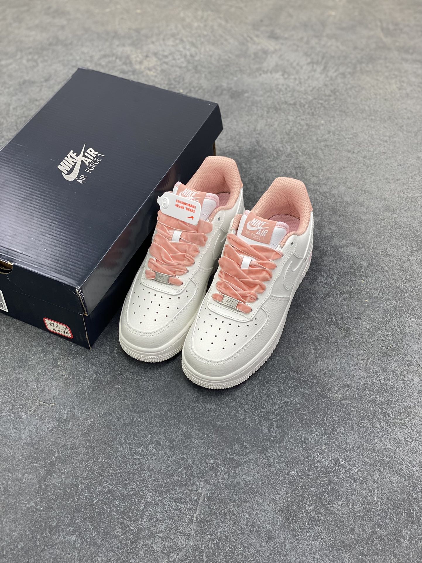 图片[8]-福利特价 Air Force 1 \’07 Low 白粉 原楦头原纸板 打造纯正空军版型 #专注外贸渠道 全掌内置蜂窝气垫 #原盒配件 原厂中底钢印、拉帮完美 货号：HV4403-601 尺码：36 36.5 37.5 38 38.5 39 40-选品中心
