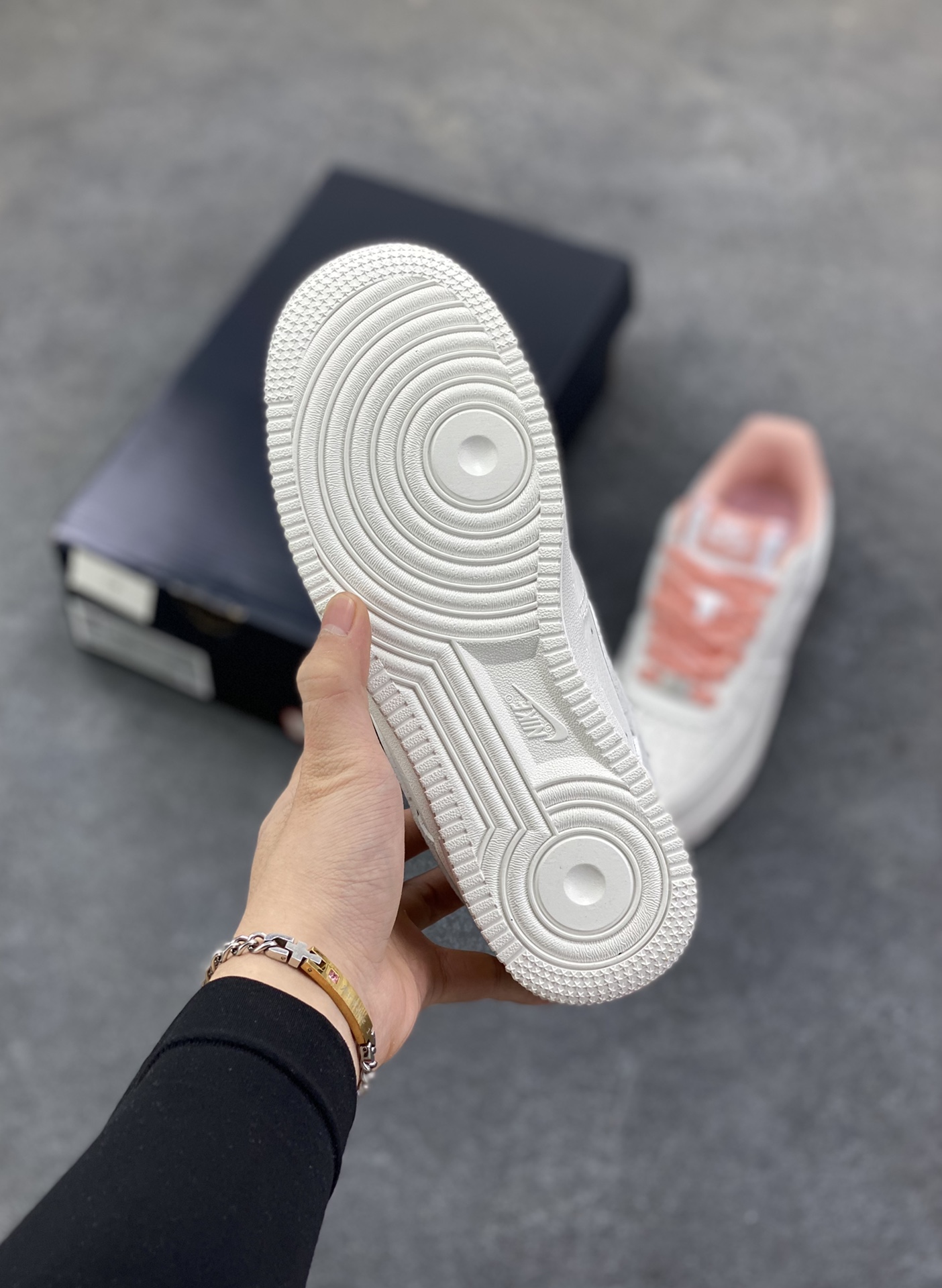 图片[5]-福利特价 Air Force 1 \’07 Low 白粉 原楦头原纸板 打造纯正空军版型 #专注外贸渠道 全掌内置蜂窝气垫 #原盒配件 原厂中底钢印、拉帮完美 货号：HV4403-601 尺码：36 36.5 37.5 38 38.5 39 40-选品中心