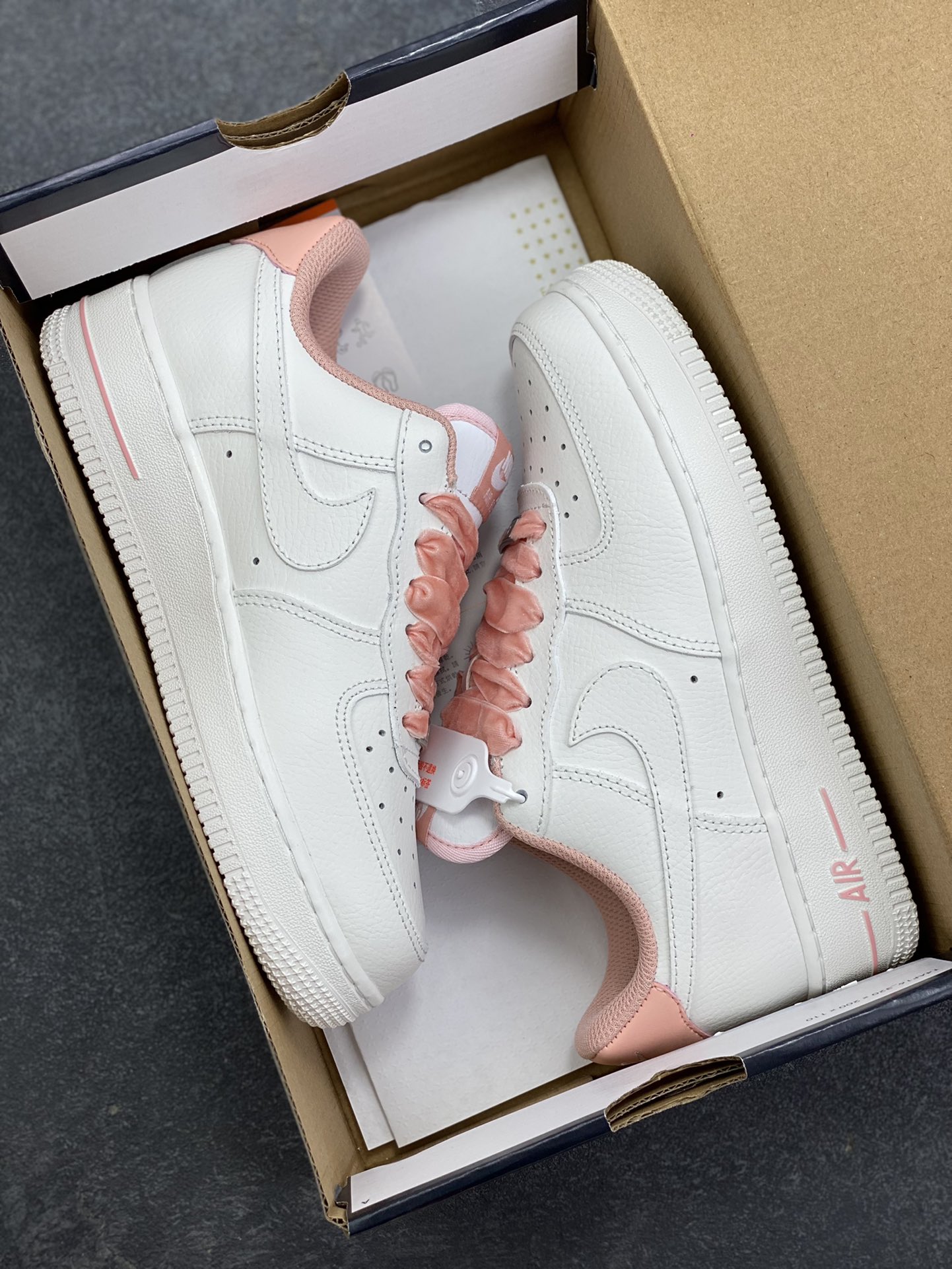 图片[9]-福利特价 Air Force 1 \’07 Low 白粉 原楦头原纸板 打造纯正空军版型 #专注外贸渠道 全掌内置蜂窝气垫 #原盒配件 原厂中底钢印、拉帮完美 货号：HV4403-601 尺码：36 36.5 37.5 38 38.5 39 40-选品中心