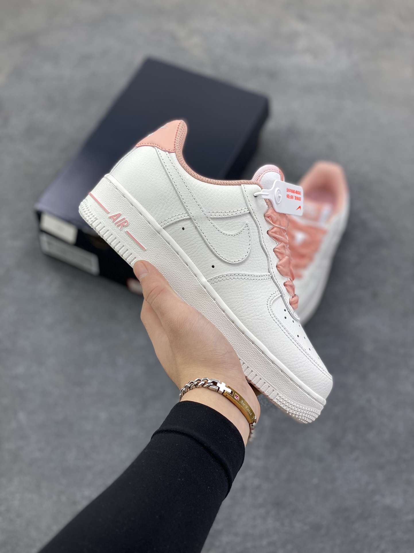 福利特价 Air Force 1 \’07 Low 白粉 原楦头原纸板 打造纯正空军版型 #专注外贸渠道 全掌内置蜂窝气垫 #原盒配件 原厂中底钢印、拉帮完美 货号：HV4403-601 尺码：36 36.5 37.5 38 38.5 39 40-选品中心