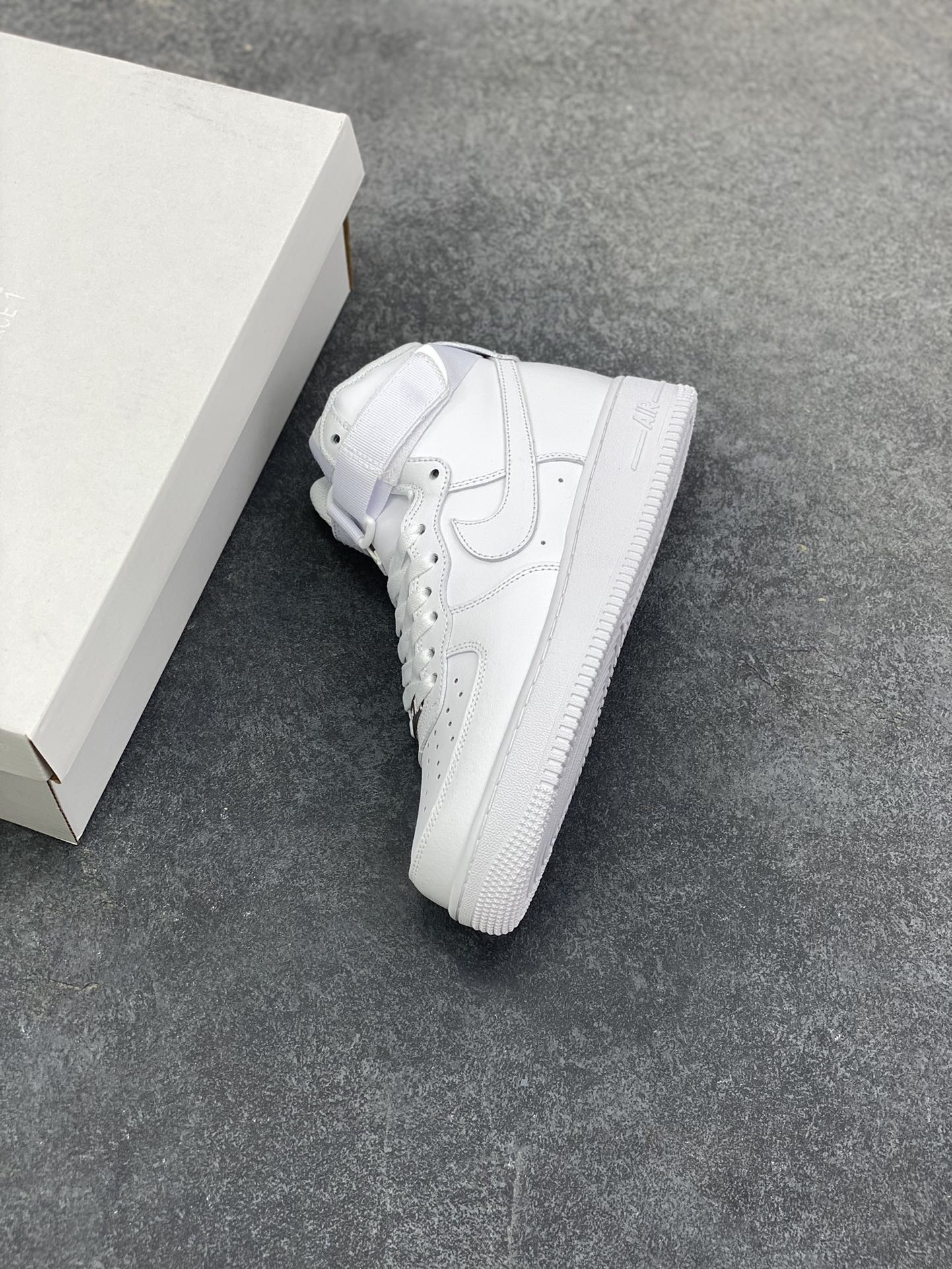 图片[7]-Nike Air Force 1 High 07 高帮白 空军一号高帮运动休闲板鞋 原楦头原纸板 打造纯正空军版型#专注外贸渠道 全掌内置蜂窝气垫 #原盒配件 原厂中底钢印、拉帮完美 货号：CW2290-111 尺码：36 36.5 37.5 38 38.5 39 40 40.5 41 42 42.5 43 44 44.5 45-选品中心