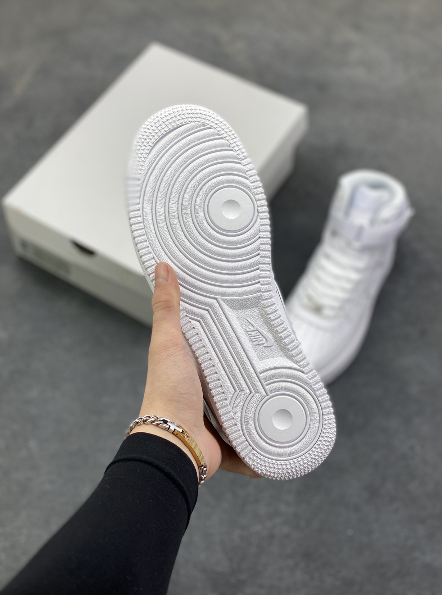 图片[5]-Nike Air Force 1 High 07 高帮白 空军一号高帮运动休闲板鞋 原楦头原纸板 打造纯正空军版型#专注外贸渠道 全掌内置蜂窝气垫 #原盒配件 原厂中底钢印、拉帮完美 货号：CW2290-111 尺码：36 36.5 37.5 38 38.5 39 40 40.5 41 42 42.5 43 44 44.5 45-选品中心