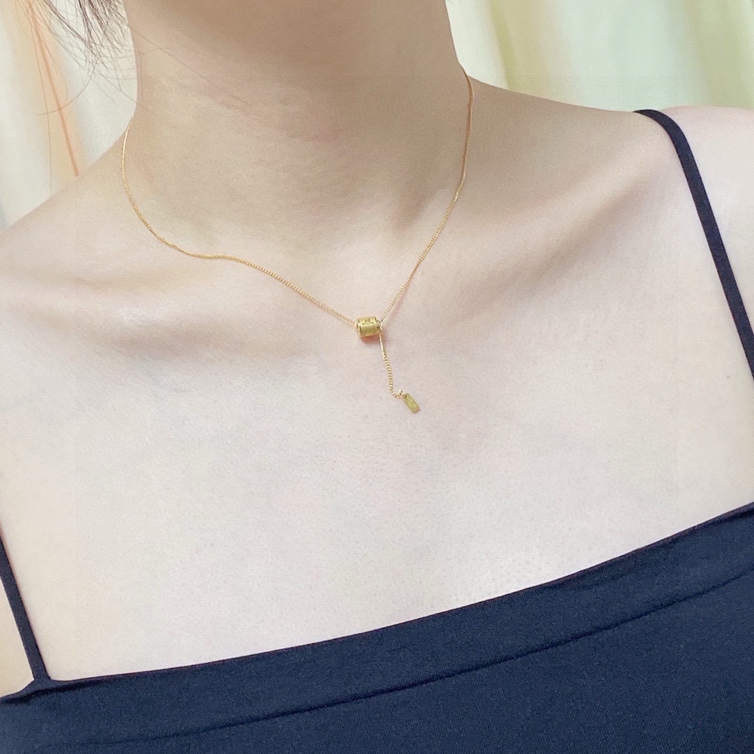 NO:583229,Xiaohongshu’s popular Celine Arc de Triomphe barrel pendant necklace 14K stainless steel color-preserving material engraved with hollow patterns!  Super chic, simple and versatile, literary and artistic personality, bringing you a fashionable experience. Recommended for cracking the wall!  A very easy-to-match, very casual one. You can match it with anything. Fine jewelry, celine, celine, necklace.19860909小红书爆款Celine赛琳凯旋门圆桶吊坠项链14K精钢保色材质雕刻镂空图案！超炸Chic感 ,简洁百搭、文艺个性,带给你时髦体验 墙裂推荐！超级好搭配的一款非常休闲的一款 随意搭配都可以,饰品精品,celine,celine,necklace,Jewelry