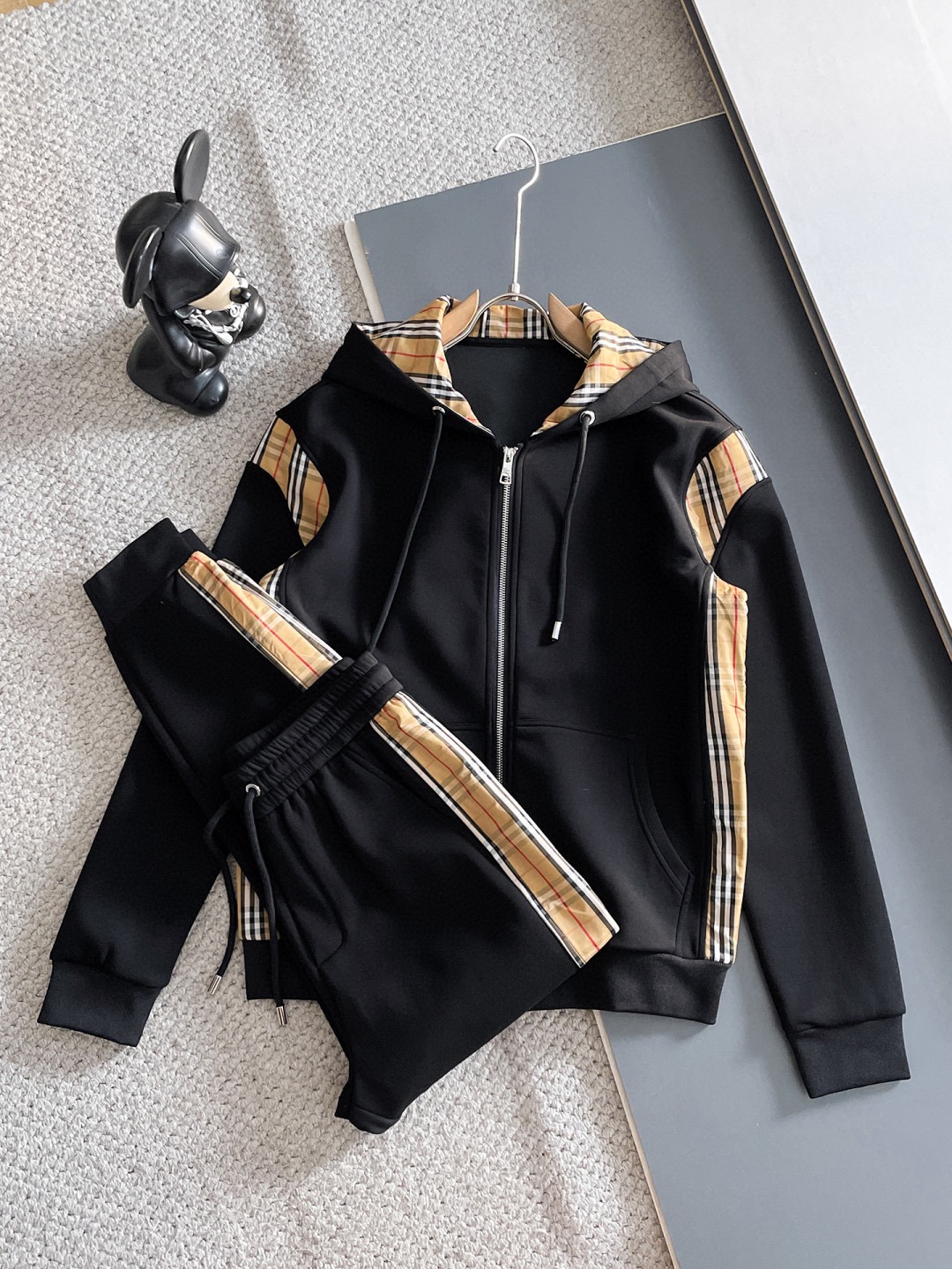 NO:608080,[BURBERRY] The hot-selling suit is coming. Focus on the original version of the official website. The 2025 new hot-selling cardigan and sweatshirt suit. The original product is carefully crafted by top designers to provide a fitting and perfect upper body effect. All-natural high-quality Tencel Roman cotton, close-fitting comfort, noble and elegant!  Original hardware embodies elegance and nobility!  Counter sizes M-3XL (up to 190 pounds),,burberry,burberry,hoodie,sweatshirts,alexander wang19860909【BURBERRY 巴宝莉】爆款套装来袭 专注官网原版 2025全新爆款开衫卫衣套装 原单狠货倾注顶级设计师的精心之作 就为一个贴合、完美的上身效果 全天然优质天丝罗马棉,贴身的舒适感 高贵典雅！原厂五金无不彰显优雅高贵气质！专柜尺码M-3XL（最大穿到190斤）,,burberry,burberry,hoodie,sweatshirts,alexander wang,Men's clothing