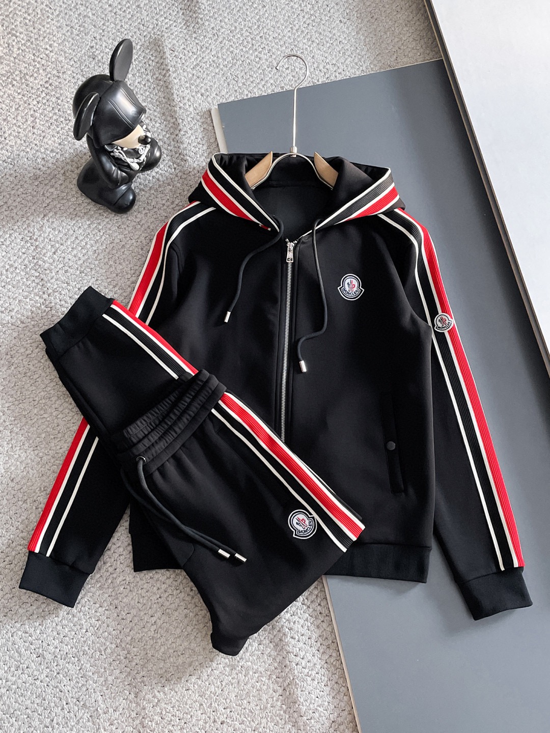 NO:608104,[MONCLER] Hot-selling suit is coming. Focus on the original version of the official website. 2025 new hot-selling cardigan and sweatshirt suit. The original product is carefully crafted by top designers to provide a fitting and perfect upper body effect. All-natural high-quality Tencel Roman cotton, close-fitting comfort, noble and elegant!  Original hardware embodies elegance and nobility!  Counter sizes M-3XL (up to 190 pounds), Moncler, hoodie, sweatshirts, alexander wang19860909【MONCLER 蒙口】爆款套装来袭 专注官网原版 2025全新爆款开衫卫衣套装 原单狠货倾注顶级设计师的精心之作 就为一个贴合、完美的上身效果 全天然优质天丝罗马棉,贴身的舒适感 高贵典雅！原厂五金无不彰显优雅高贵气质！专柜尺码M-3XL（最大穿到190斤）,,Moncler,hoodie,sweatshirts,alexander wang,Men's clothing