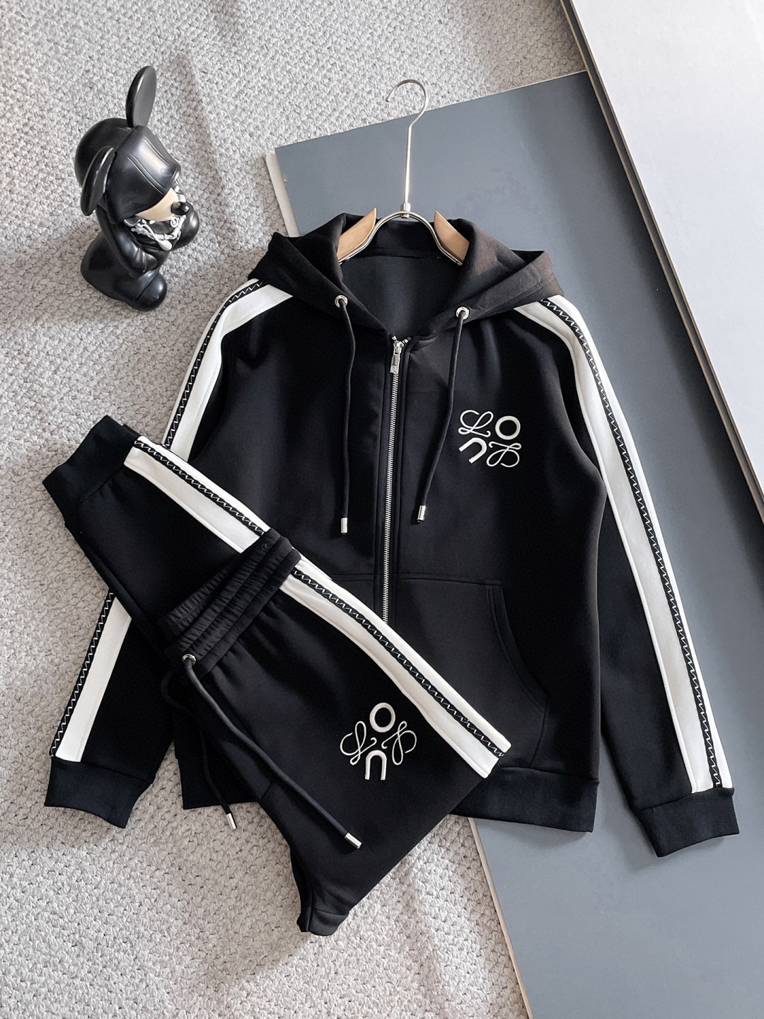 NO:608114,[LOEWE Luo Yiwei] Hot-selling suit is coming. Focus on the original version of the official website. 2025 new hot-selling cardigan sweater suit. The original product is the meticulous work of top designers. It is a fitting and perfect upper body effect. All-natural high-quality Tencel Roman cotton, close-fitting comfort, noble and elegant!  Original hardware embodies elegance and nobility!  Counter sizes M-3XL (up to 190 pounds), loewe, loewe, hoodie, sweatshirts, alexander wang19860909【LOEWE罗意威】爆款套装来袭 专注官网原版 2025全新爆款开衫卫衣套装 原单狠货倾注顶级设计师的精心之作 就为一个贴合、完美的上身效果 全天然优质天丝罗马棉,贴身的舒适感 高贵典雅！原厂五金无不彰显优雅高贵气质！专柜尺码M-3XL（最大穿到190斤）,,loewe,loewe,hoodie,sweatshirts,alexander wang,Men's clothing