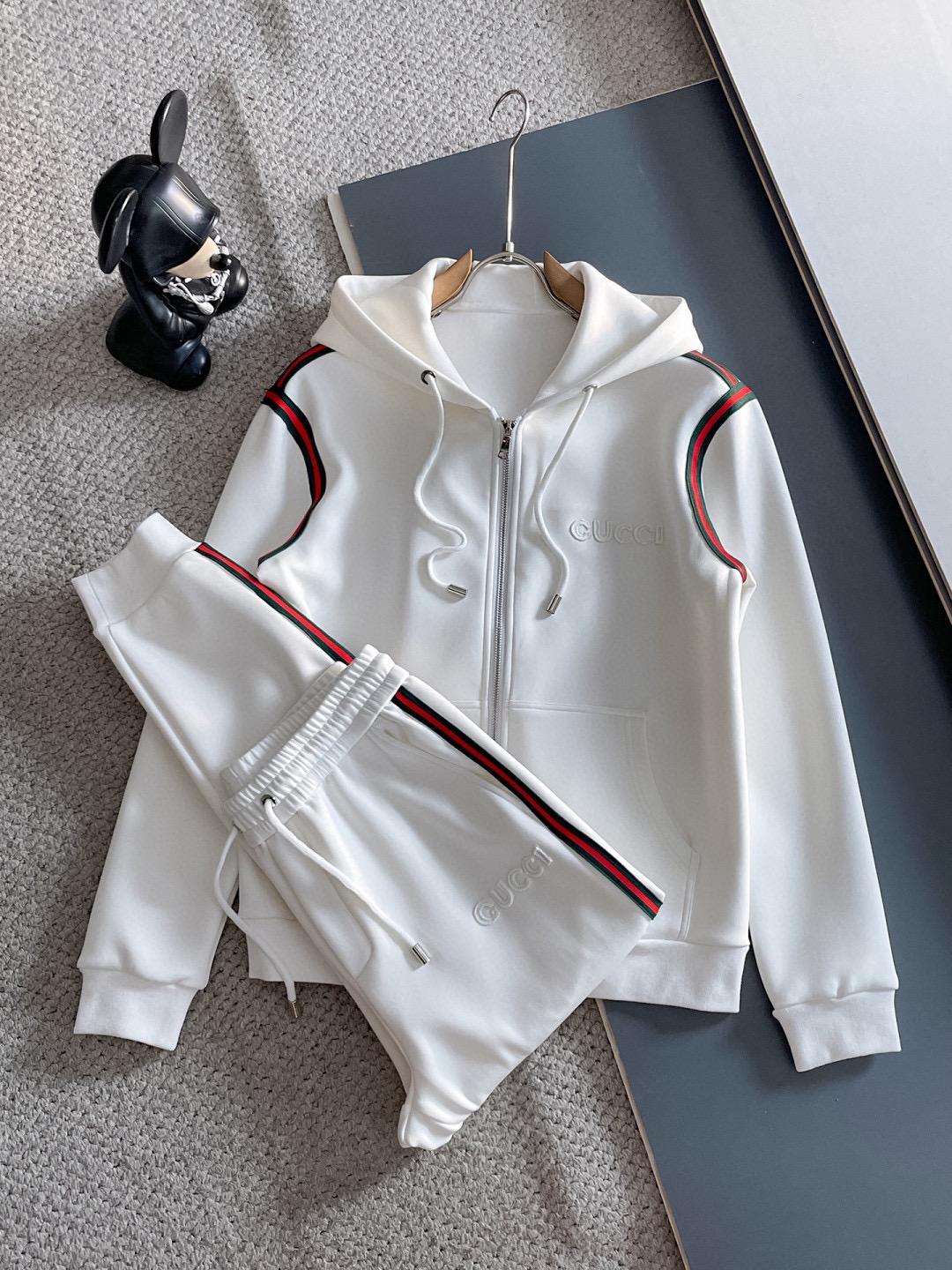 NO:608119,[GUCCI] Hot-selling suit is coming. Focus on the original version of the official website. 2025 new hot-selling cardigan and sweatshirt suit. The original product is carefully crafted by top designers to provide a fitting and perfect upper body effect. All-natural high-quality Tencel Roman cotton, close-fitting comfort, noble and elegant!  Original hardware embodies elegance and nobility!  Counter sizes M-3XL (up to 190 pounds), gucci, hoodie, sweatshirts, alexander wang19860909【GUCCI 古奇】爆款套装来袭 专注官网原版 2025全新爆款开衫卫衣套装 原单狠货倾注顶级设计师的精心之作 就为一个贴合、完美的上身效果 全天然优质天丝罗马棉,贴身的舒适感 高贵典雅！原厂五金无不彰显优雅高贵气质！专柜尺码M-3XL（最大穿到190斤）,,gucci,hoodie,sweatshirts,alexander wang,Men's clothing