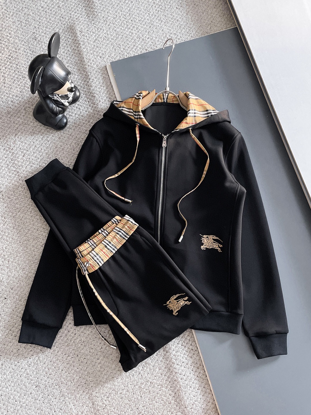 NO:608124,[BURBERRY] The hot-selling suit is coming. Focus on the original version of the official website. The 2025 new hot-selling cardigan and sweatshirt suit. The original product is carefully crafted by top designers to provide a fitting and perfect upper body effect. All-natural high-quality Tencel Roman cotton, close-fitting comfort, noble and elegant!  Original hardware embodies elegance and nobility!  Counter sizes M-3XL (up to 190 pounds),,burberry,burberry,hoodie,sweatshirts,alexander wang19860909【BURBERRY 巴宝莉】爆款套装来袭 专注官网原版 2025全新爆款开衫卫衣套装 原单狠货倾注顶级设计师的精心之作 就为一个贴合、完美的上身效果 全天然优质天丝罗马棉,贴身的舒适感 高贵典雅！原厂五金无不彰显优雅高贵气质！专柜尺码M-3XL（最大穿到190斤）,,burberry,burberry,hoodie,sweatshirts,alexander wang,Men's clothing