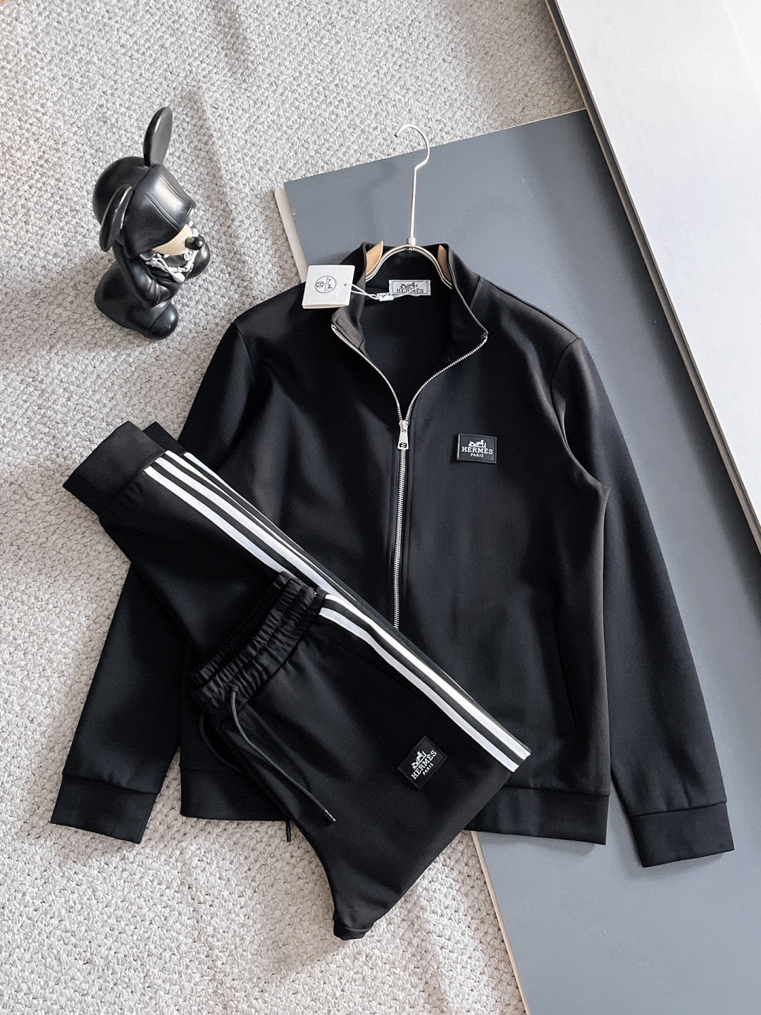 NO:608129,[HERMES] Hot-selling suit is coming. Focus on the original version of the official website. 2025 new hot-selling cardigan and sweatshirt suit. The original item is carefully crafted by top designers to provide a fitting and perfect upper body effect. All-natural high-quality Tencel Roman cotton, close-fitting comfort, noble and elegant!  Original hardware embodies elegance and nobility!  Counter sizes M-3XL (up to 190 pounds), hermes, hermes, hoodie, sweatshirts, alexander wang19860909【HERMES 爱马仕】爆款套装来袭 专注官网原版 2025全新爆款开衫卫衣套装 原单狠货倾注顶级设计师的精心之作 就为一个贴合、完美的上身效果 全天然优质天丝罗马棉,贴身的舒适感 高贵典雅！原厂五金无不彰显优雅高贵气质！专柜尺码M-3XL（最大穿到190斤）,,hermes,hermes,hoodie,sweatshirts,alexander wang,Men's clothing