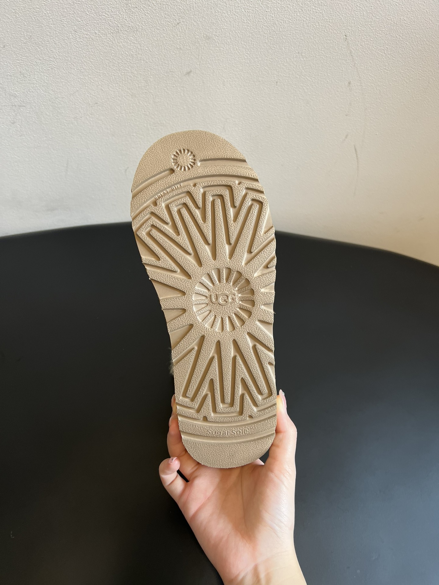 UG* 秋冬保暖圆扣logo短款雪地靴采用羊皮毛一体材质，鞋面是质感细腻的反绒皮，内里填充柔软的羊毛，既