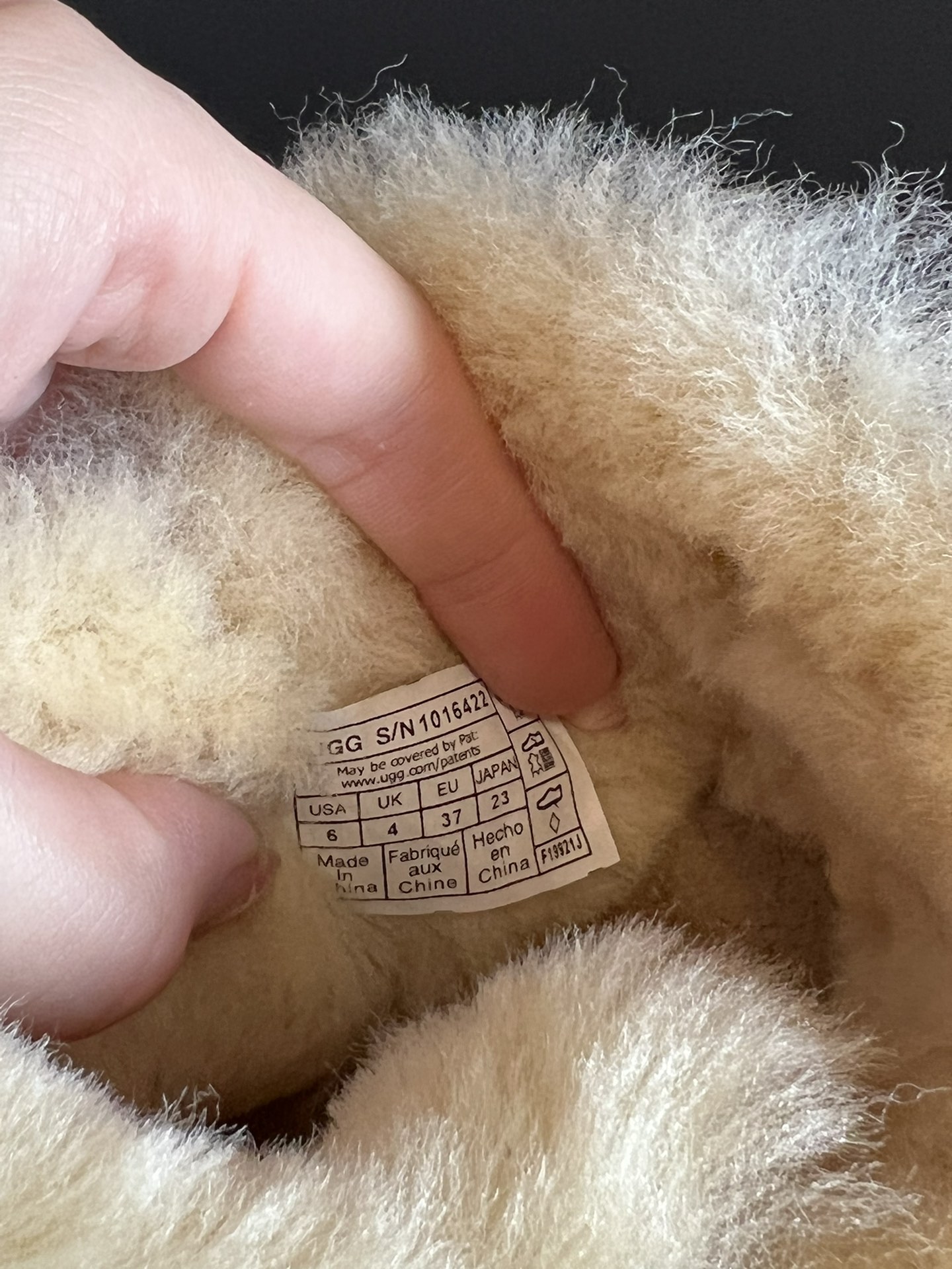 UG* 秋冬保暖圆扣logo短款雪地靴采用羊皮毛一体材质，鞋面是质感细腻的反绒皮，内里填充柔软的羊毛，既