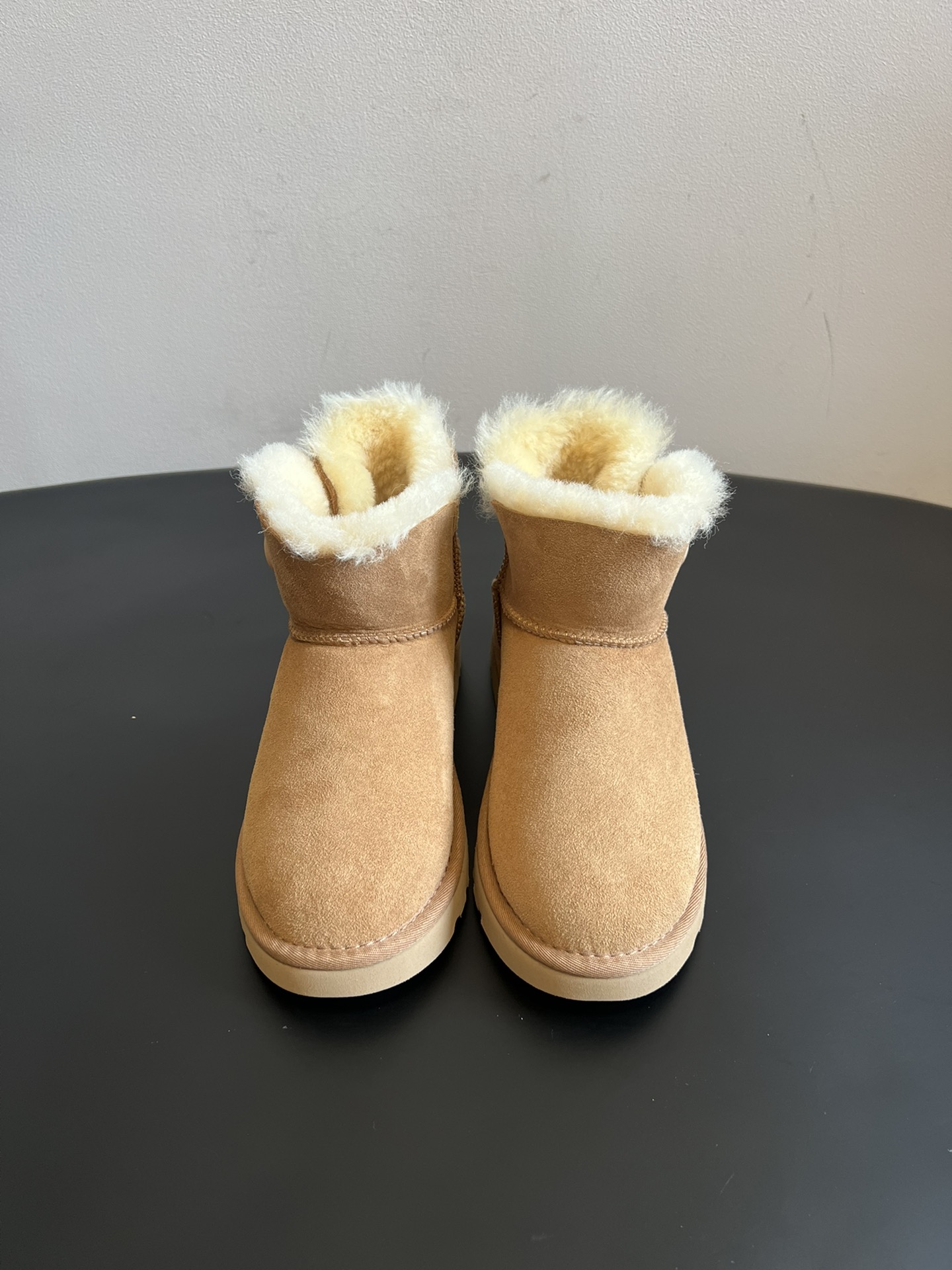 NO:593469,UG* Autumn and winter warm round buckle logo short snow boots are made of sheepskin. The upper is suede with a fine texture, and the inside is filled with soft wool, which is both warm and comfortable. It is a classic short snow boot style, simple and elegant, easy to match with clothing.  There are many classic colors such as beige, gray, black, etc. to meet the aesthetic and matching needs of different consumers. It has excellent thermal insulation performance and is suitable for wearing in cold weather in winter. The sole design has good anti-slip properties to ensure walking safety. The UGG brand logo is highly recognizable, and this style is a classic model of the brand and has wide recognition. The upper is made of high mercerized cow velvet, and the inner lining is Longfeng A-grade fur. The outsole is EVA foam and is increased by 3.5cm.  size 35-40 (customized size 40 is non-refundable), snow boots, boots, sheepskin19860909UG* 秋冬保暖圆扣logo短款雪地靴 采用羊皮毛一体材质,鞋面是质感细腻的反绒皮,内里填充柔软的羊毛,既保暖又舒适.属于经典短筒雪地靴款式,简约大方,易搭配服饰. 有米色、灰色、黑色等多种经典色彩,满足不同消费者的审美和搭配需求.保暖性能极佳,适合冬季寒冷天气穿着；鞋底设计具有良好的防滑性,保障行走安全.UGG的品牌标识具有很高的辨识度,该款式是品牌的经典款,具有广泛的认知度. 鞋面高丝光牛绒 内里隆丰A级皮毛一体 大底EVA发泡大底 增高3.5cm size35-40码（40码定制不退换）,雪地靴,boots,sheepskin,Women's Shoes