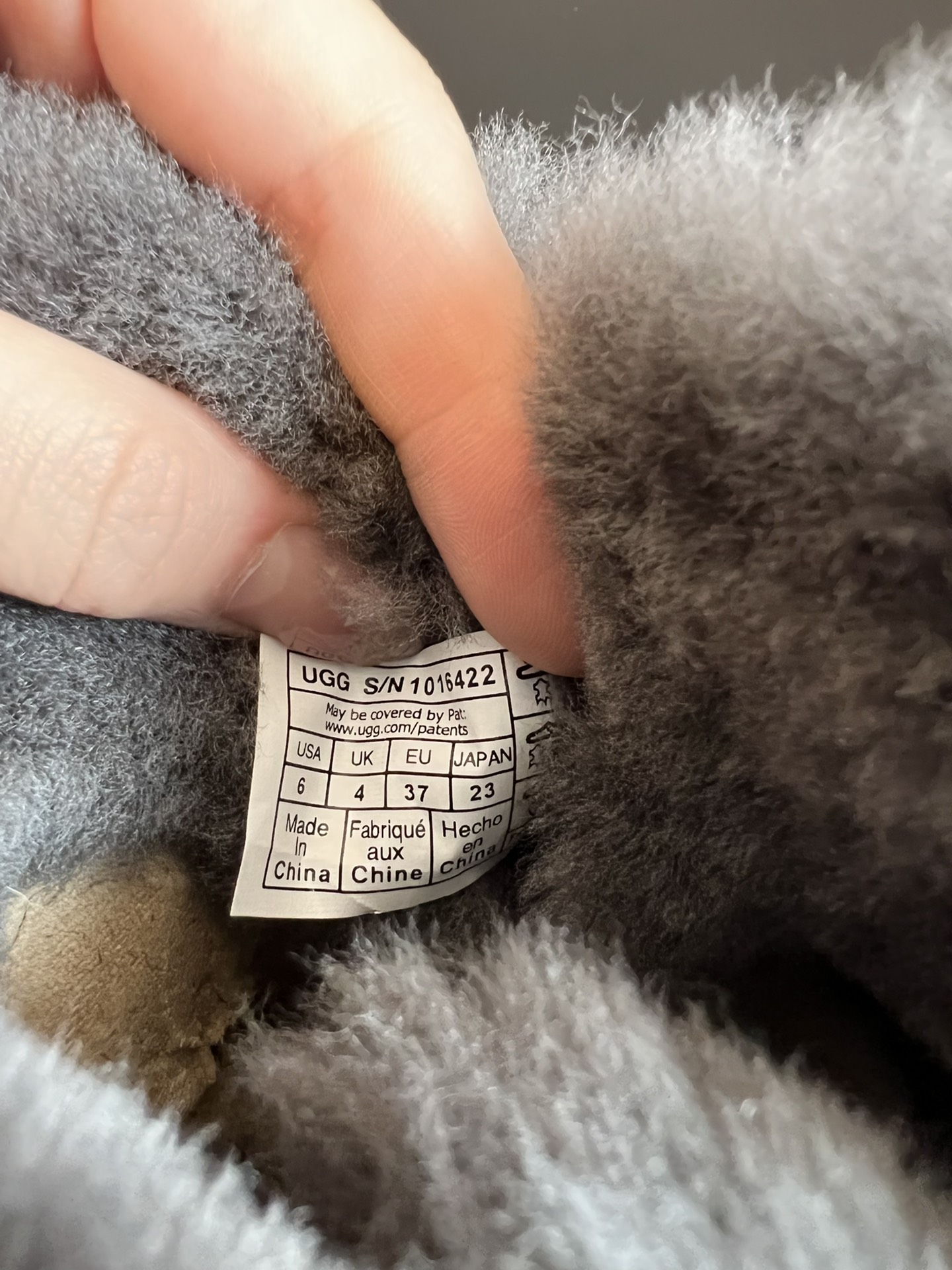 UG* 秋冬保暖圆扣logo短款雪地靴采用羊皮毛一体材质，鞋面是质感细腻的反绒皮，内里填充柔软的羊毛，既