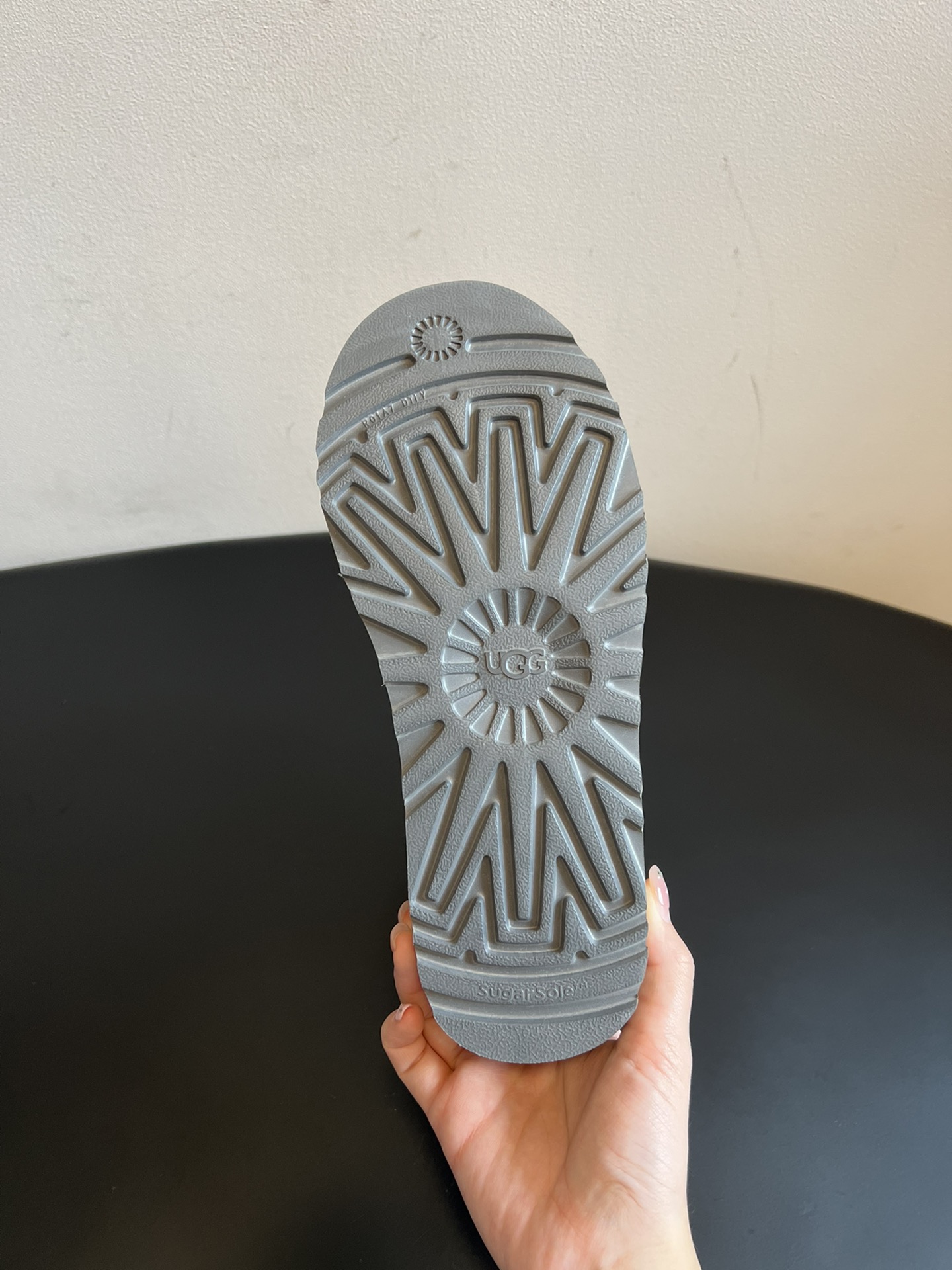 UG* 秋冬保暖圆扣logo短款雪地靴采用羊皮毛一体材质，鞋面是质感细腻的反绒皮，内里填充柔软的羊毛，既