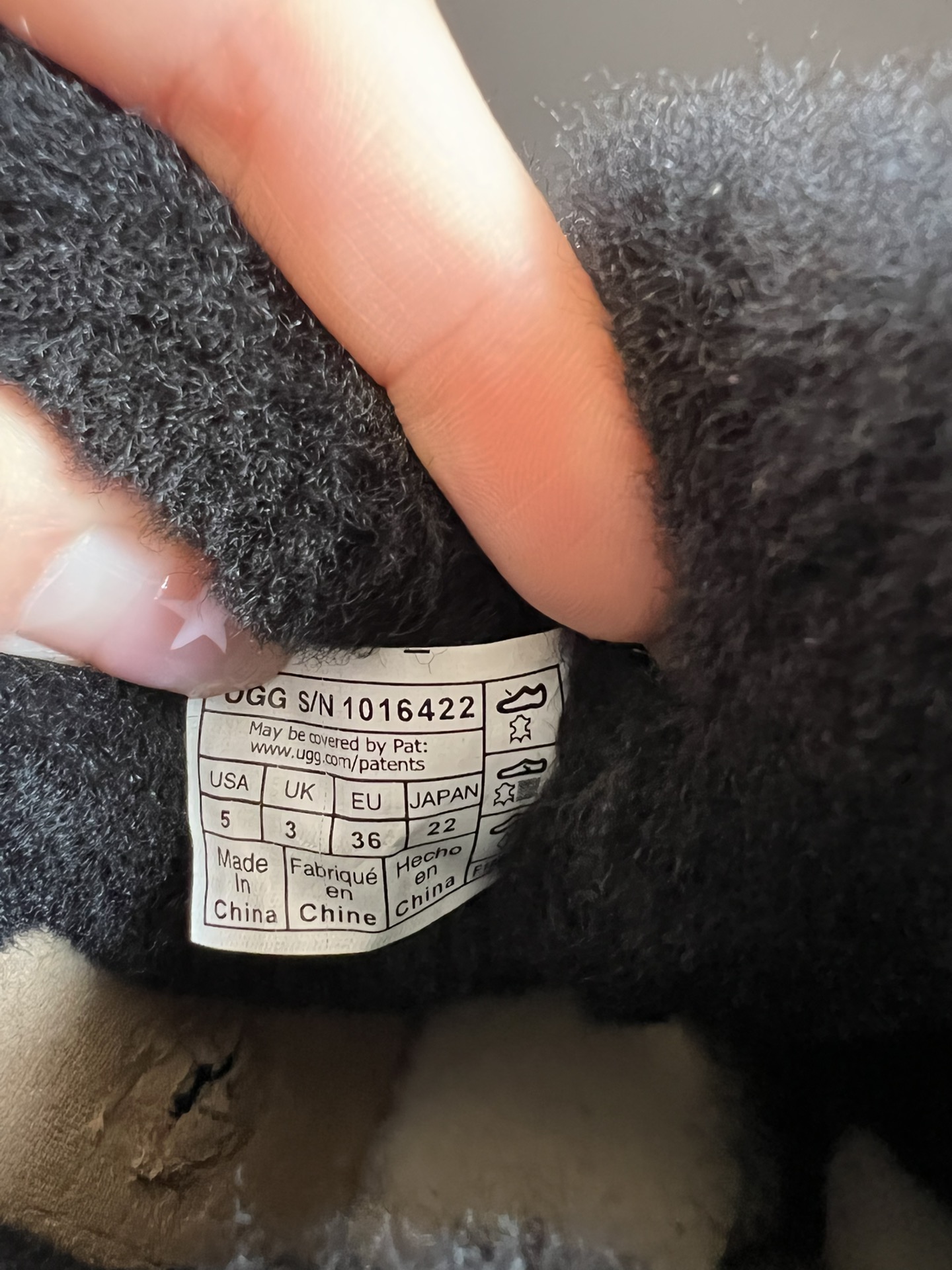 UG* 秋冬保暖圆扣logo短款雪地靴采用羊皮毛一体材质，鞋面是质感细腻的反绒皮，内里填充柔软的羊毛，既