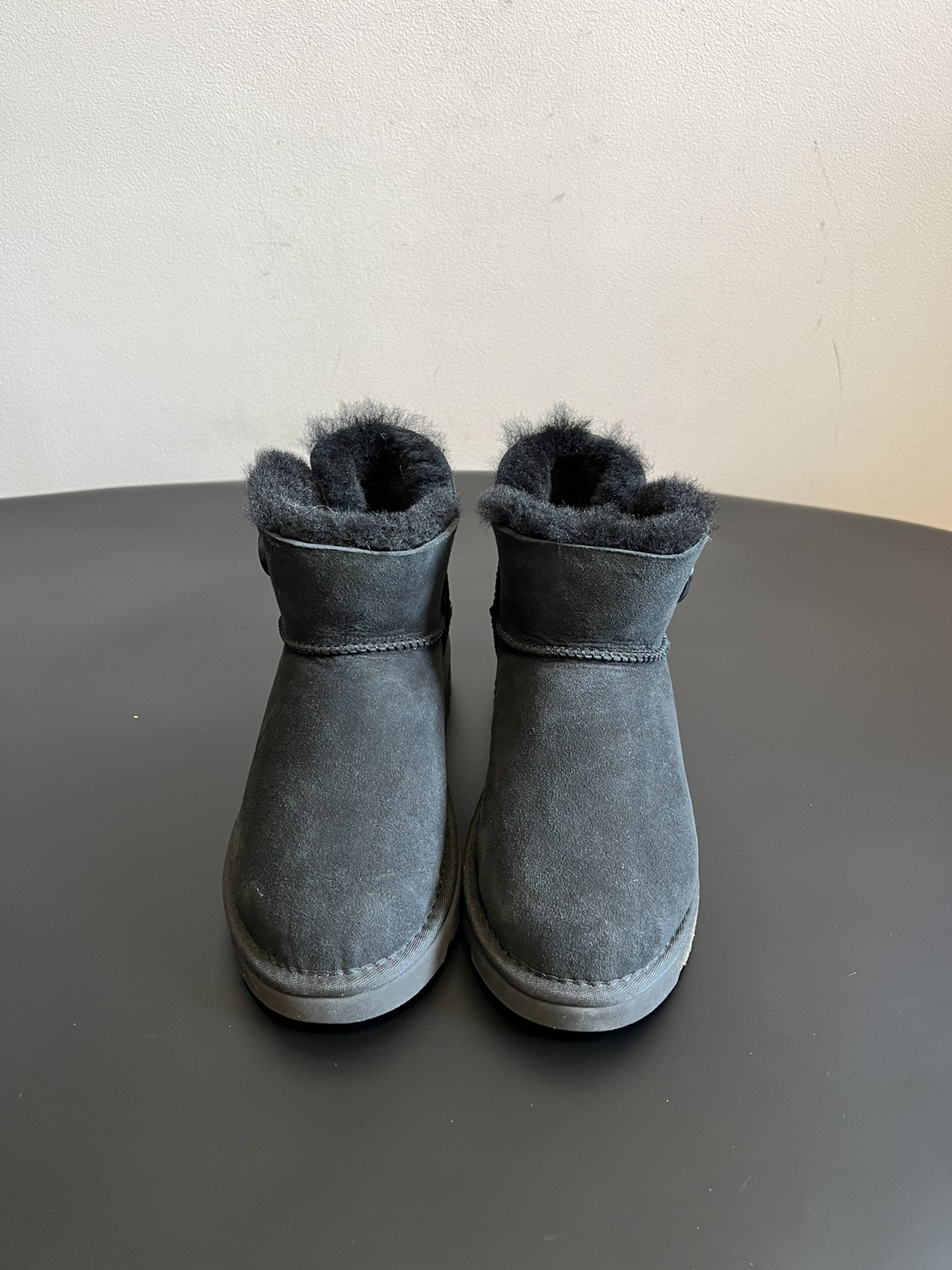 NO:593472,UG* Autumn and winter warm round buckle logo short snow boots are made of sheepskin. The upper is suede with a fine texture, and the inside is filled with soft wool, which is both warm and comfortable. It is a classic short snow boot style, simple and elegant, easy to match with clothing.  There are many classic colors such as beige, gray, black, etc. to meet the aesthetic and matching needs of different consumers. It has excellent thermal insulation performance and is suitable for wearing in cold weather in winter. The sole design has good anti-slip properties to ensure walking safety. The UGG brand logo is highly recognizable, and this style is a classic model of the brand and has wide recognition. The upper is made of high mercerized cow velvet, and the inner lining is Longfeng A-grade fur. The outsole is EVA foam and is increased by 3.5cm.  size 35-40 (customized size 40 is non-refundable), snow boots, boots, sheepskin19860909UG* 秋冬保暖圆扣logo短款雪地靴 采用羊皮毛一体材质,鞋面是质感细腻的反绒皮,内里填充柔软的羊毛,既保暖又舒适.属于经典短筒雪地靴款式,简约大方,易搭配服饰. 有米色、灰色、黑色等多种经典色彩,满足不同消费者的审美和搭配需求.保暖性能极佳,适合冬季寒冷天气穿着；鞋底设计具有良好的防滑性,保障行走安全.UGG的品牌标识具有很高的辨识度,该款式是品牌的经典款,具有广泛的认知度. 鞋面高丝光牛绒 内里隆丰A级皮毛一体 大底EVA发泡大底 增高3.5cm size35-40码（40码定制不退换）,雪地靴,boots,sheepskin,Women's Shoes
