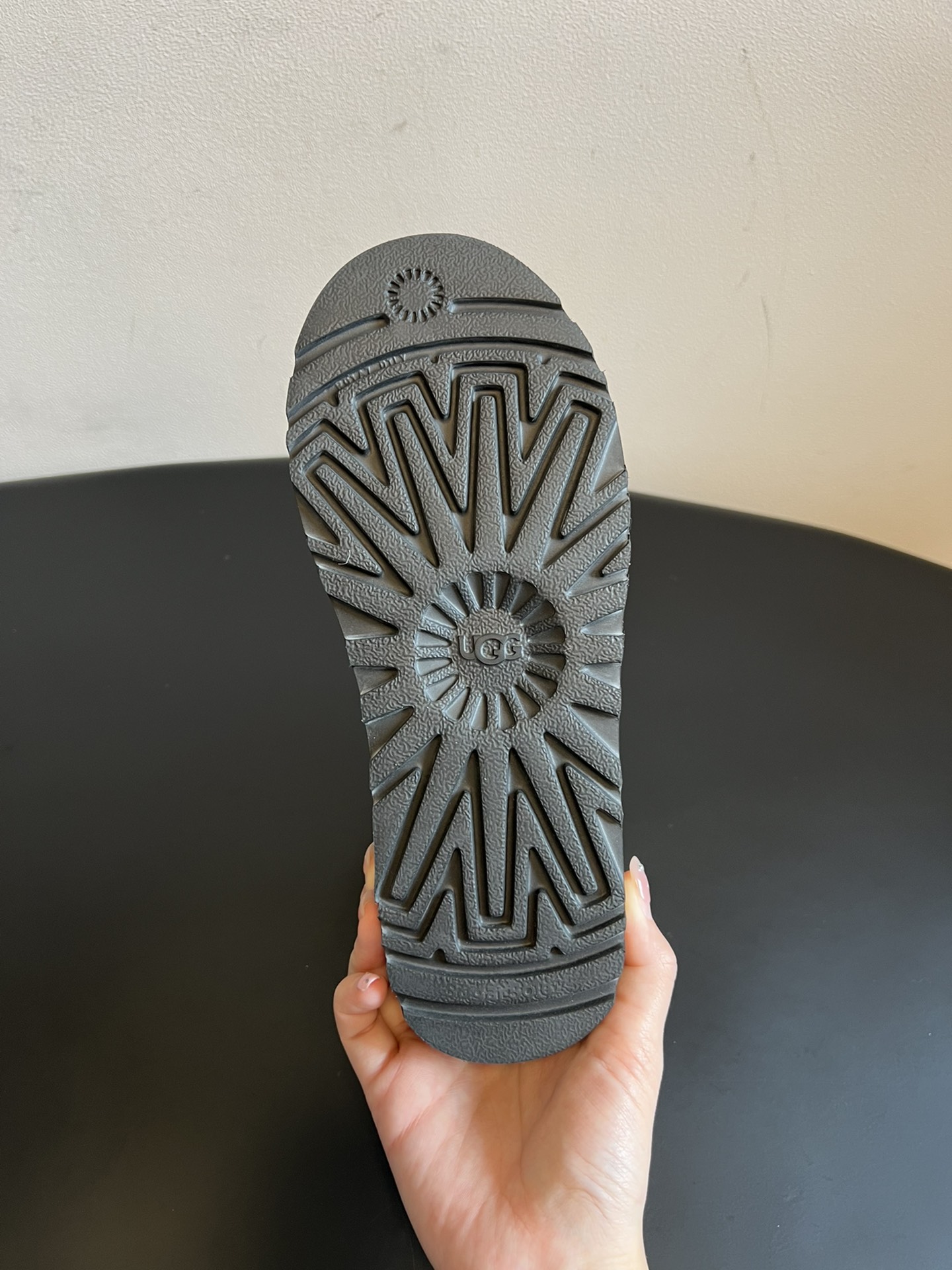 UG* 秋冬保暖圆扣logo短款雪地靴采用羊皮毛一体材质，鞋面是质感细腻的反绒皮，内里填充柔软的羊毛，既