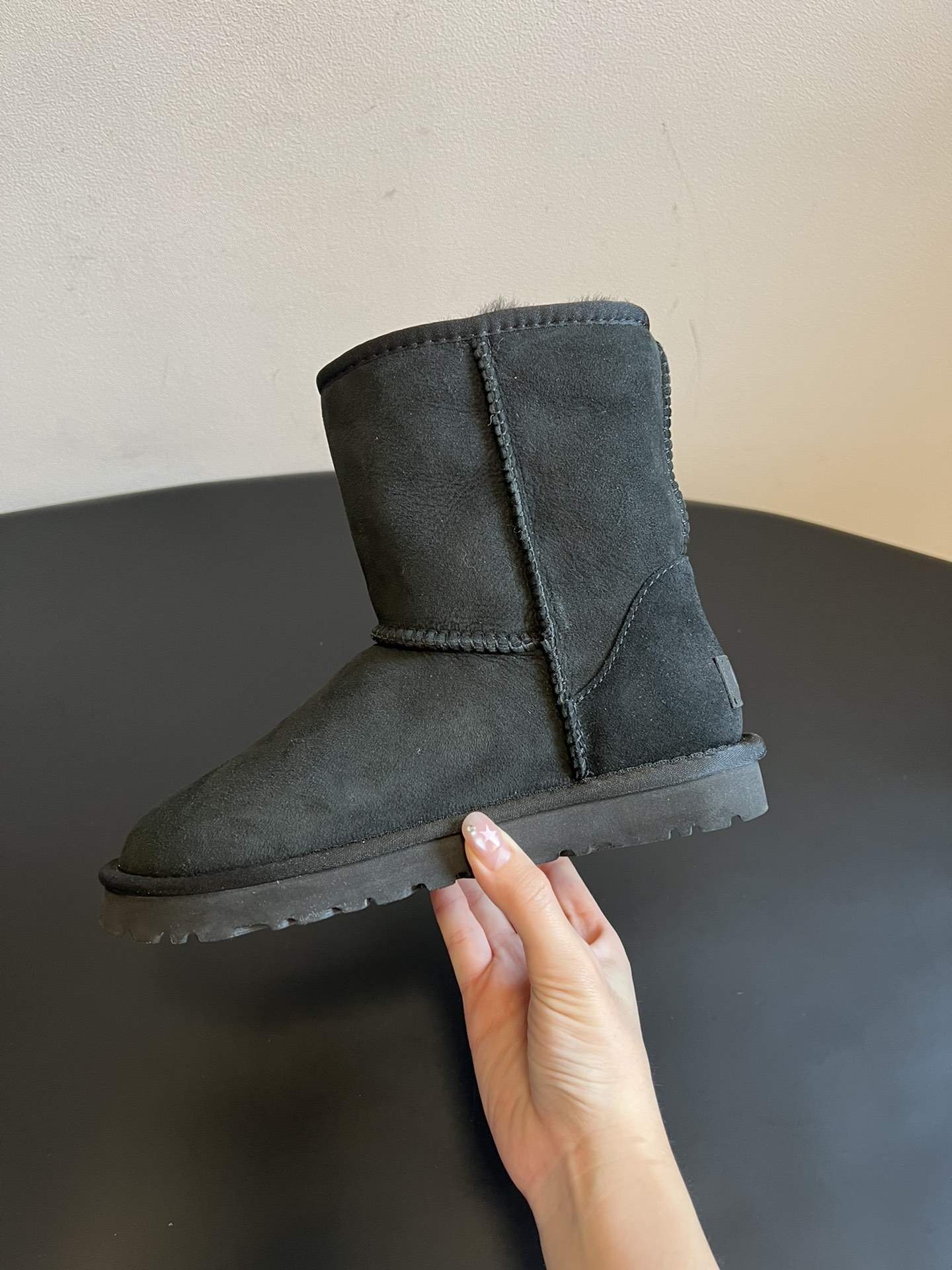 UG* 秋冬保暖圆头雪地靴鞋面采用翻毛皮材质，内里填充羊毛，实现保暖与质感的结合。中筒靴型搭配侧边扣带设