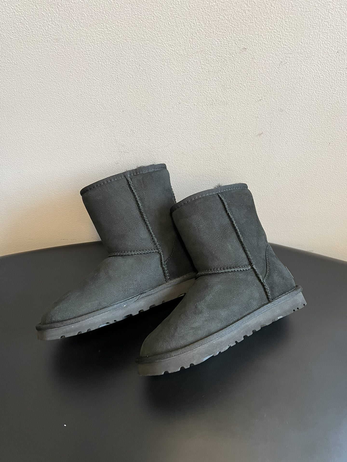 UG* 秋冬保暖圆头雪地靴鞋面采用翻毛皮材质，内里填充羊毛，实现保暖与质感的结合。中筒靴型搭配侧边扣带设