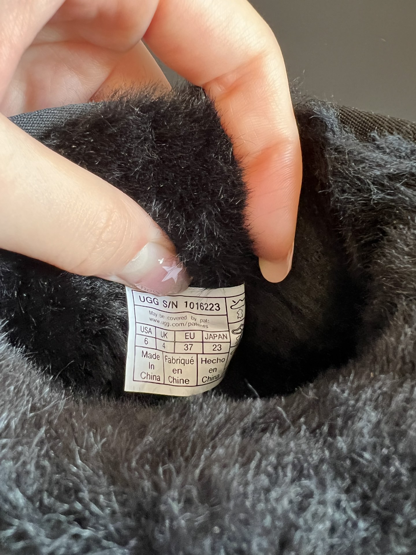 UG* 秋冬保暖圆头雪地靴鞋面采用翻毛皮材质，内里填充羊毛，实现保暖与质感的结合。中筒靴型搭配侧边扣带设