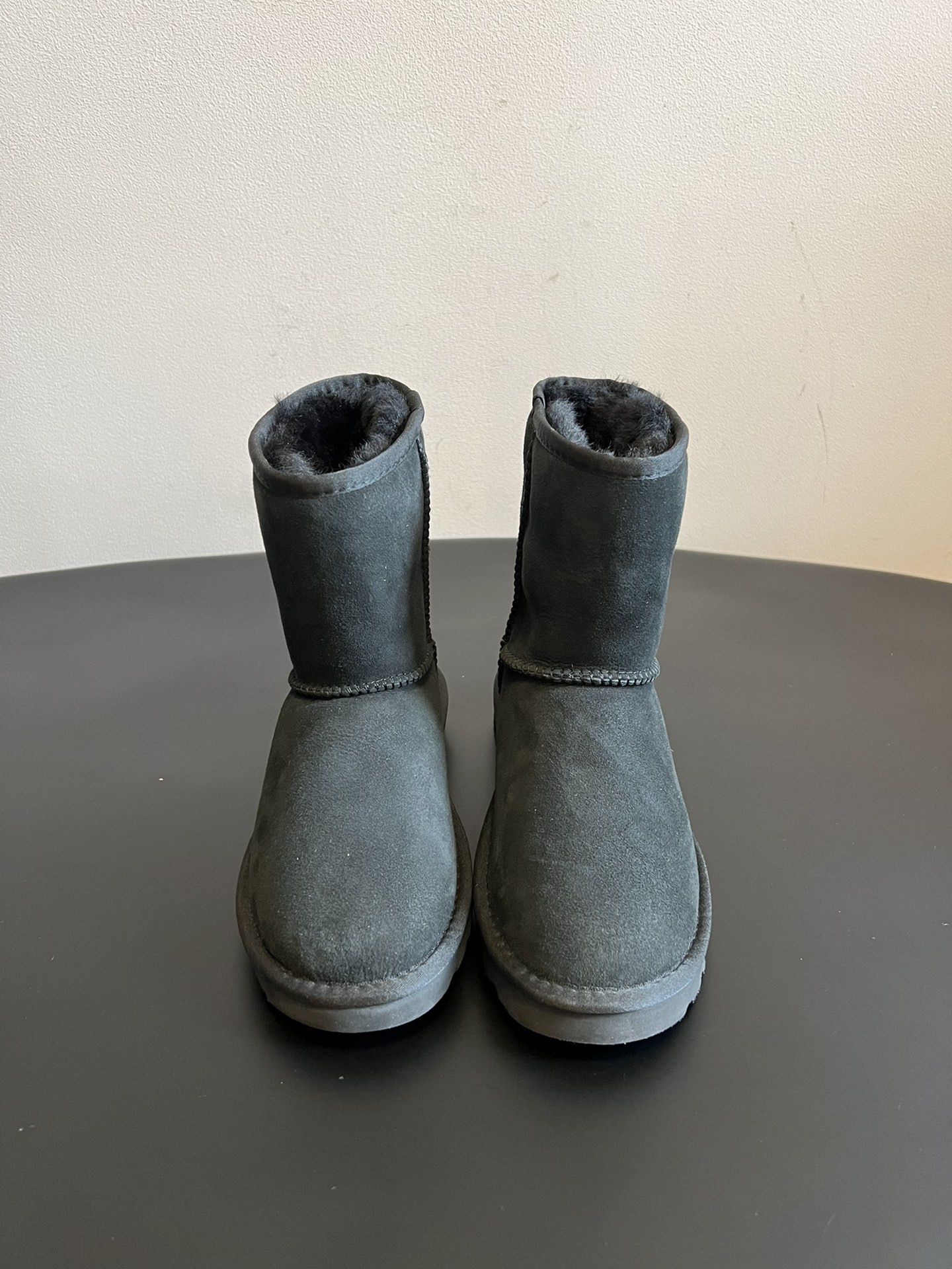 NO:593475,UG* Warm round-toe snow boots for autumn and winter. The upper is made of suede and is filled with wool to achieve a combination of warmth and texture. The mid-calf boot shape is equipped with a side buckle design, which not only enhances the fashion sense of the style, but also adjusts the boot shape according to the wearing needs, such as folding to change the style. The thick sole design has a heightening effect, suitable for winter cold-resistant scenes, and can be adapted to various styles such as casual and street wear. UGG  Famous for its sheepskin and fur integrated snow boots, this buckle style is an extension of the brand's classic product line. It not only retains the core gene of 'warmth and comfort', but also enhances the fashion attributes through details such as metal buckles. It is often the matching choice of celebrities and fashionistas in autumn and winter. The upper is made of high mercerized cow velvet, and the inner lining is made of Longfeng A-grade fur. The outsole is EVA foam, and the height is increased by 3.5cm.  size 35-40 (customized size 40 is non-refundable), snow boots, boots, sheepskin19860909UG* 秋冬保暖圆头雪地靴 鞋面采用翻毛皮材质,内里填充羊毛,实现保暖与质感的结合.中筒靴型搭配侧边扣带设计,既提升了造型的时尚感,又可根据穿搭需求调节靴筒形态,如翻折变换风格.厚底设计兼具增高效果,适合冬季抗寒场景,能适配休闲、街头等多种穿搭风格. UGG 以羊皮毛一体雪地靴闻名,此类带扣款式属于品牌经典产品线的延伸,既保留了“温暖舒适”的核心基因,又通过金属扣等细节增强时尚属性,常成为秋冬季节明星、潮流达人的搭配选择. 鞋面高丝光牛绒 内里隆丰A级皮毛一体 大底EVA发泡大底 增高3.5cm size35-40码（40码定制不退换）,雪地靴,boots,sheepskin,Women's Shoes